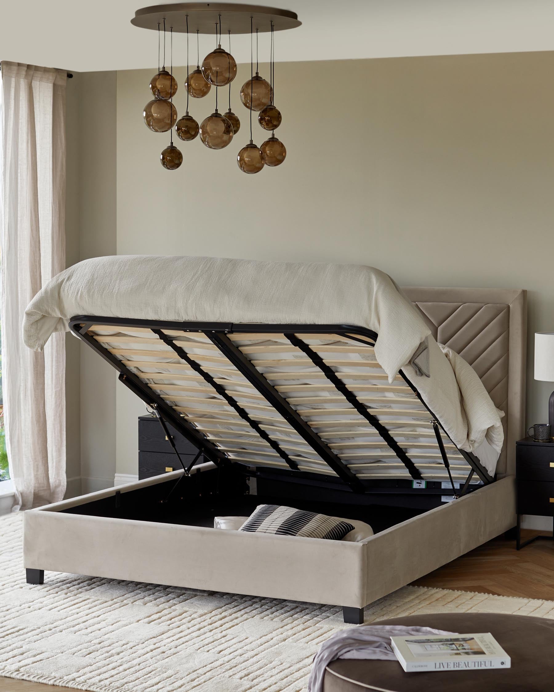 Lit coffre Octavia en velours champagne, format super king, avec coffre