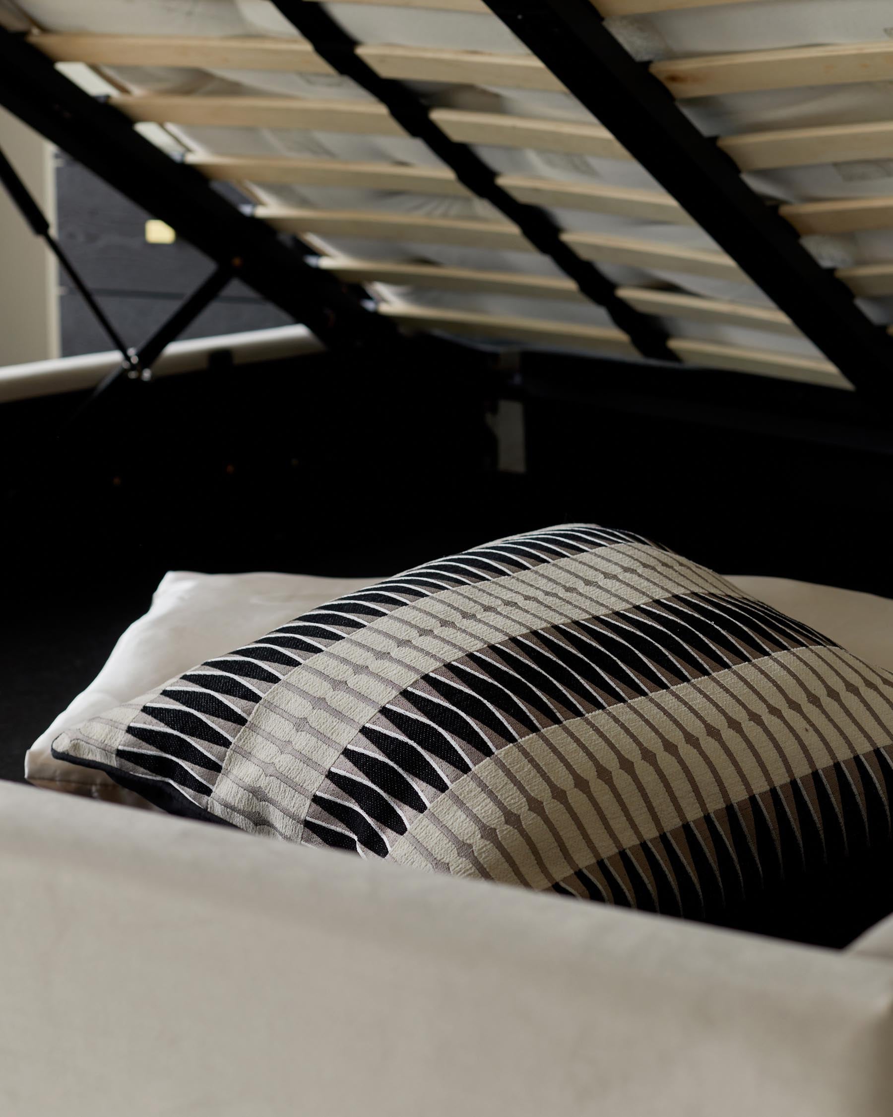 Lit coffre Octavia en velours champagne, format super king, avec coffre