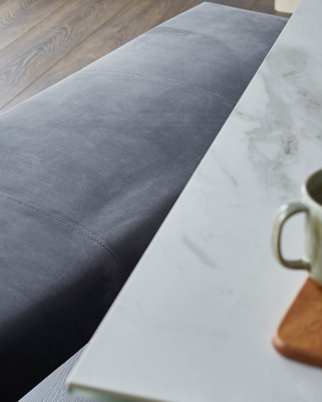 Banquette Ophelia 3 places en velours gris foncé et acier inoxydable, sans dossier