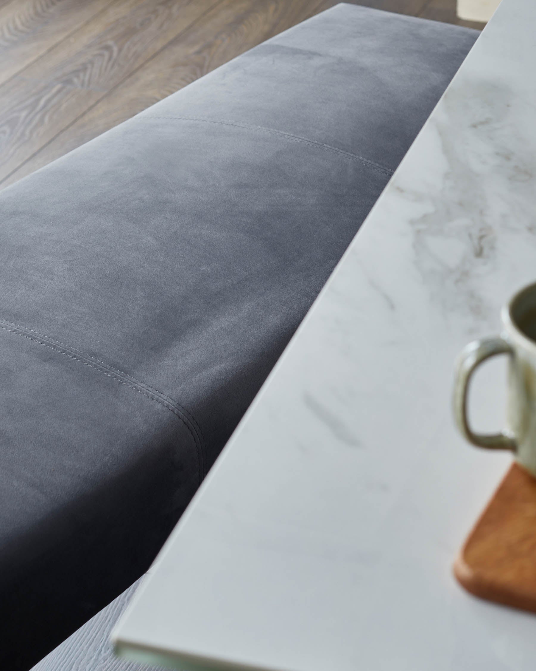 Banquette Ophelia 3 places en velours gris foncé et acier inoxydable, sans dossier