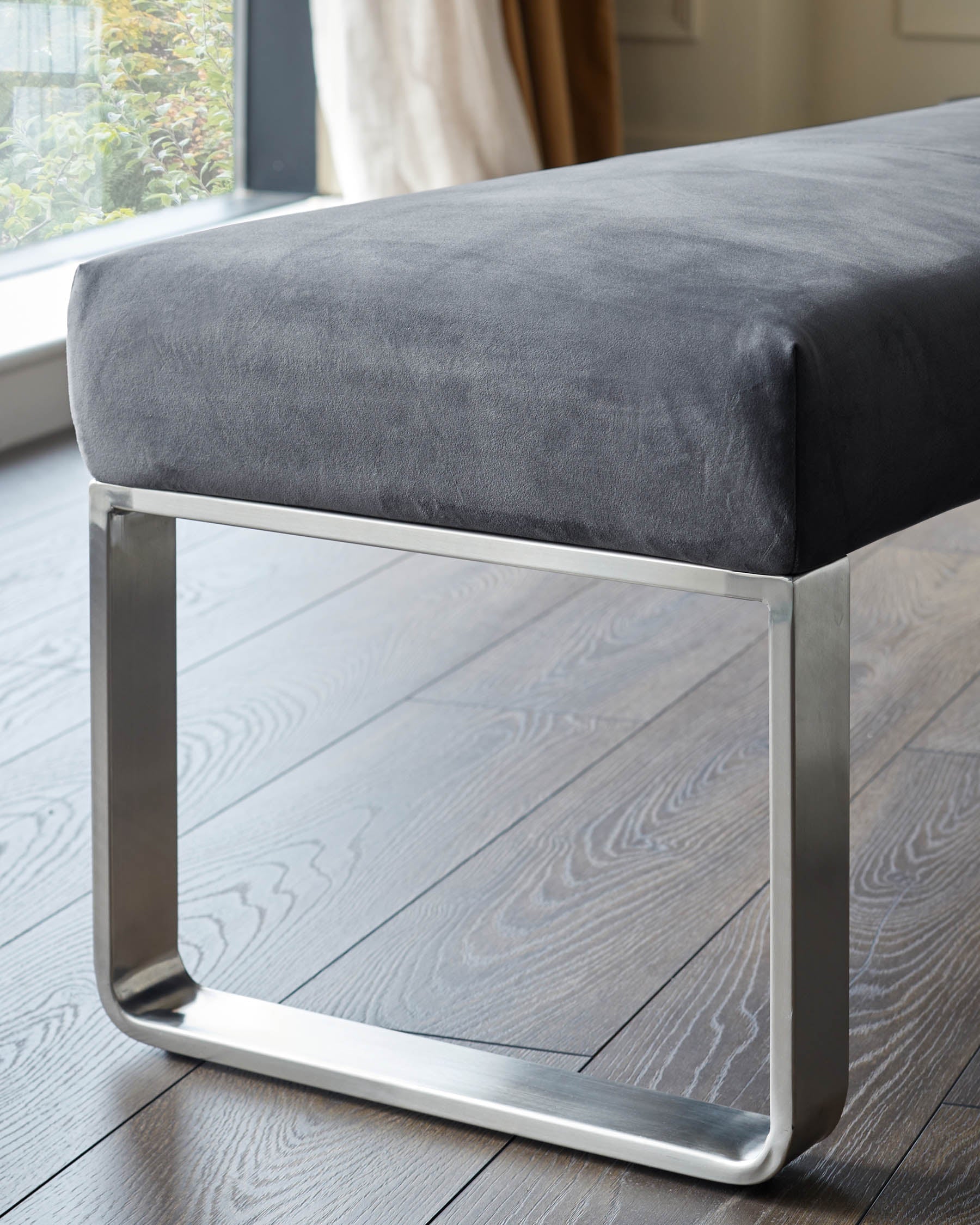 Banquette Ophelia 3 places en velours gris foncé et acier inoxydable, sans dossier