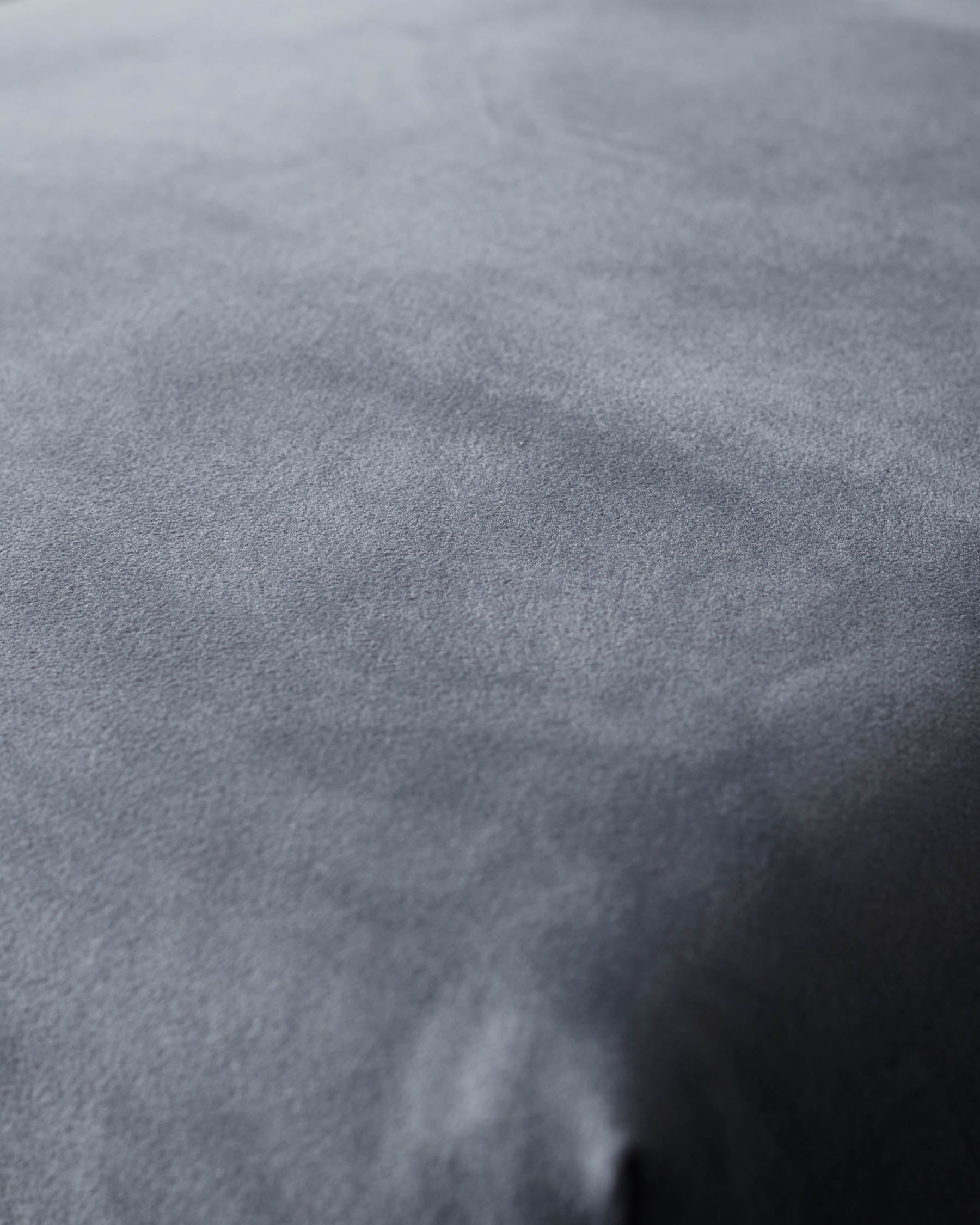 Banquette Ophelia 3 places en velours gris foncé et acier inoxydable, sans dossier