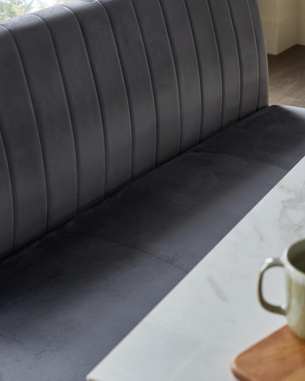 Banquette de salle à manger Ophelia 3 places en velours gris foncé avec dossier