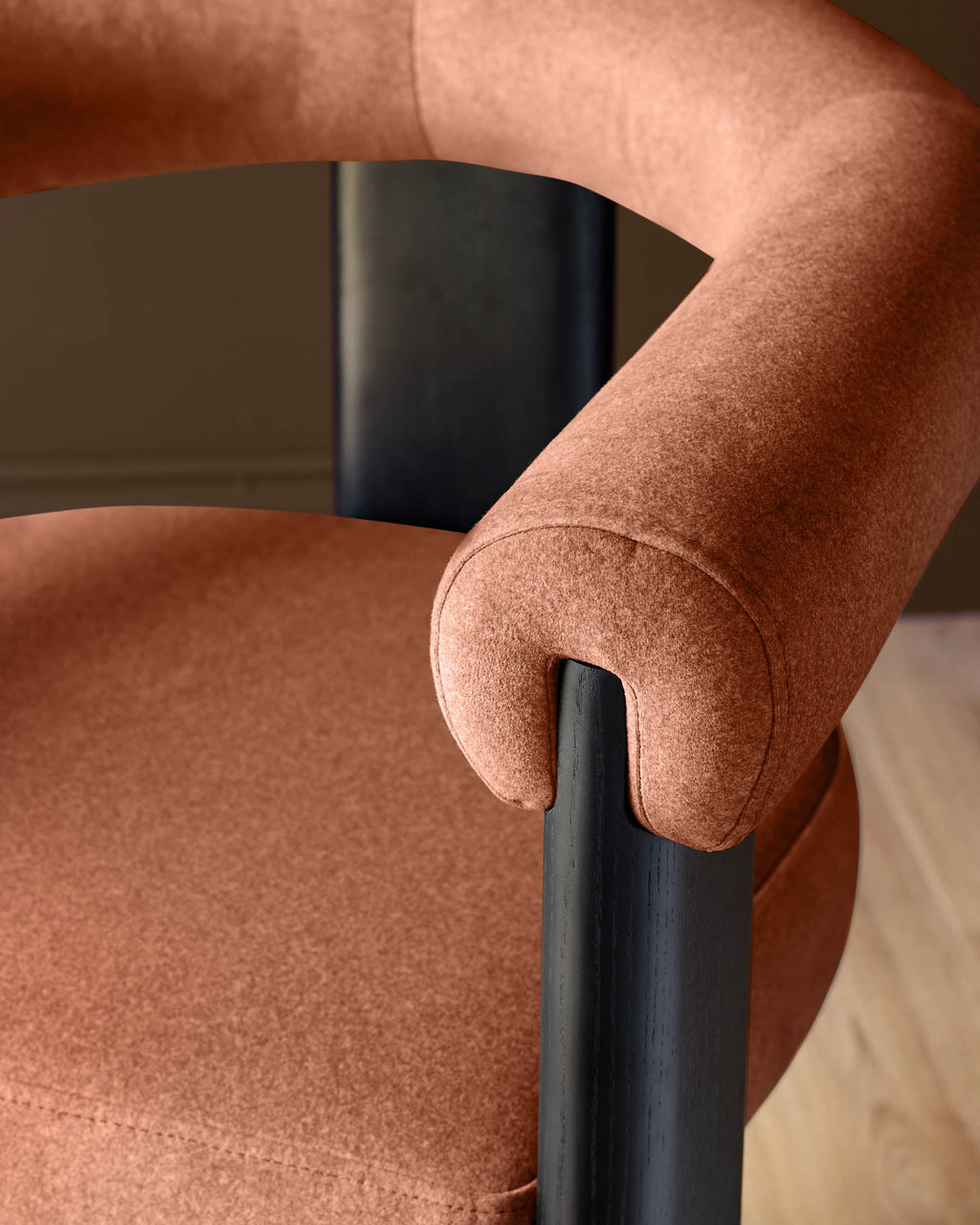 Chaise de salle à manger Orion en tissu rouge caramel