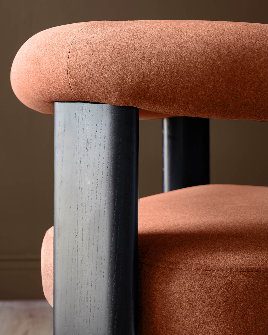 Chaise de salle à manger Orion en tissu rouge caramel