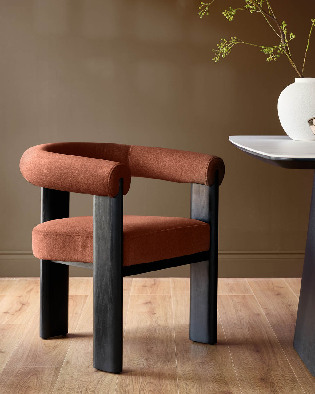 Chaise de salle à manger Orion en tissu rouge caramel