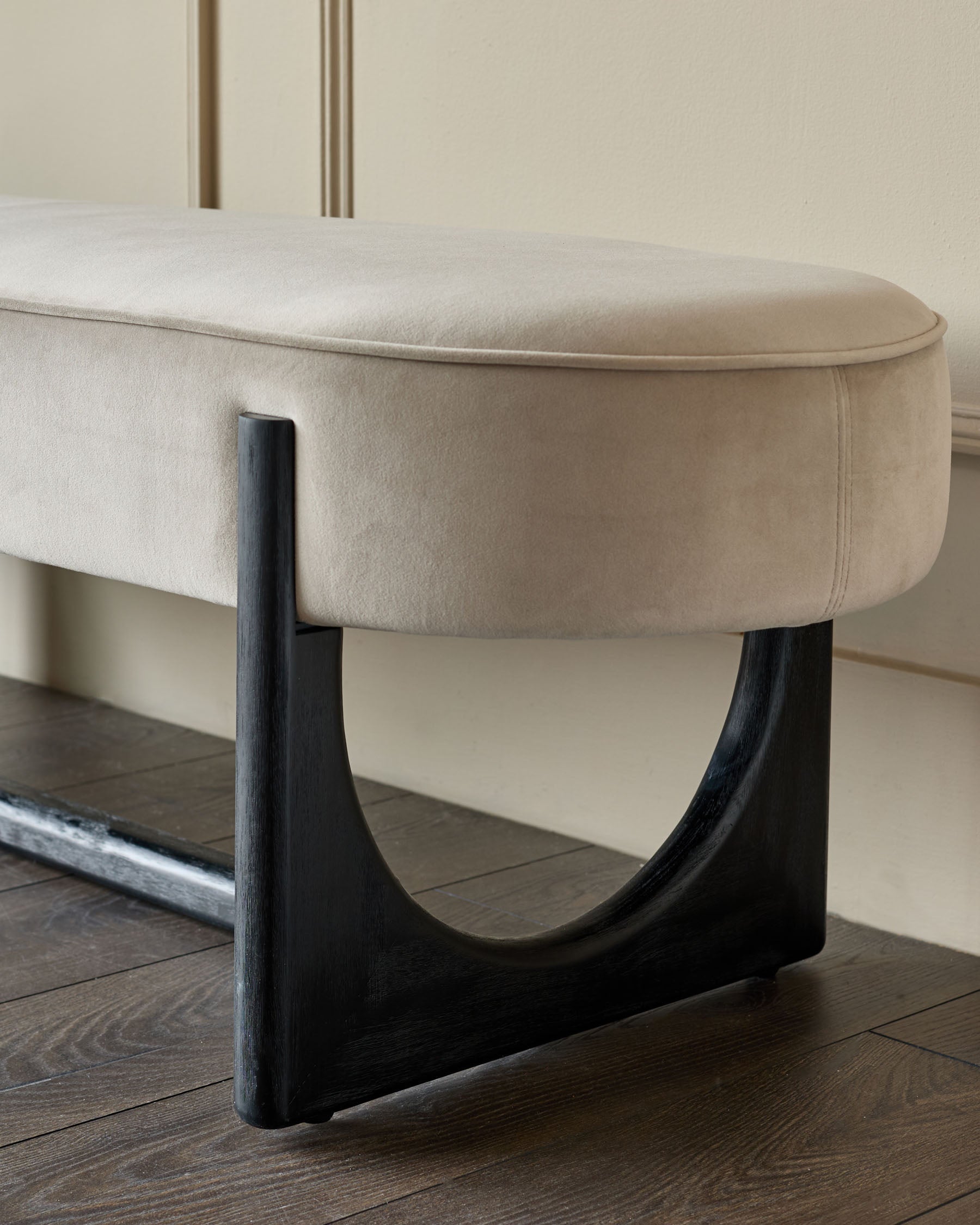 Banquette 3 places sans dossier en velours champagne Orlan