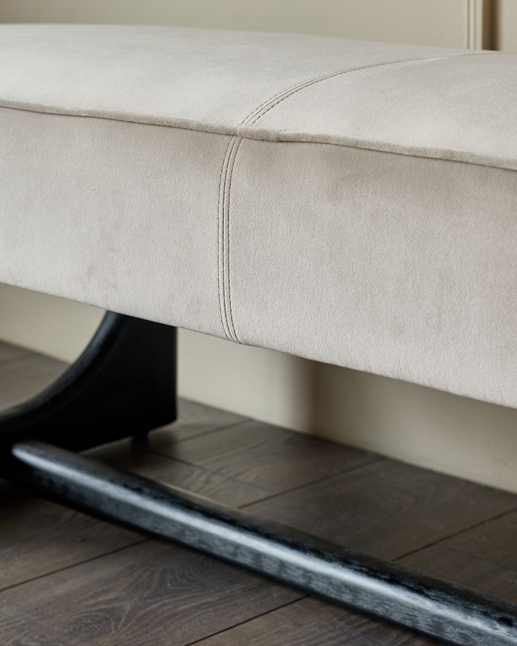 Banquette 3 places sans dossier en velours champagne Orlan