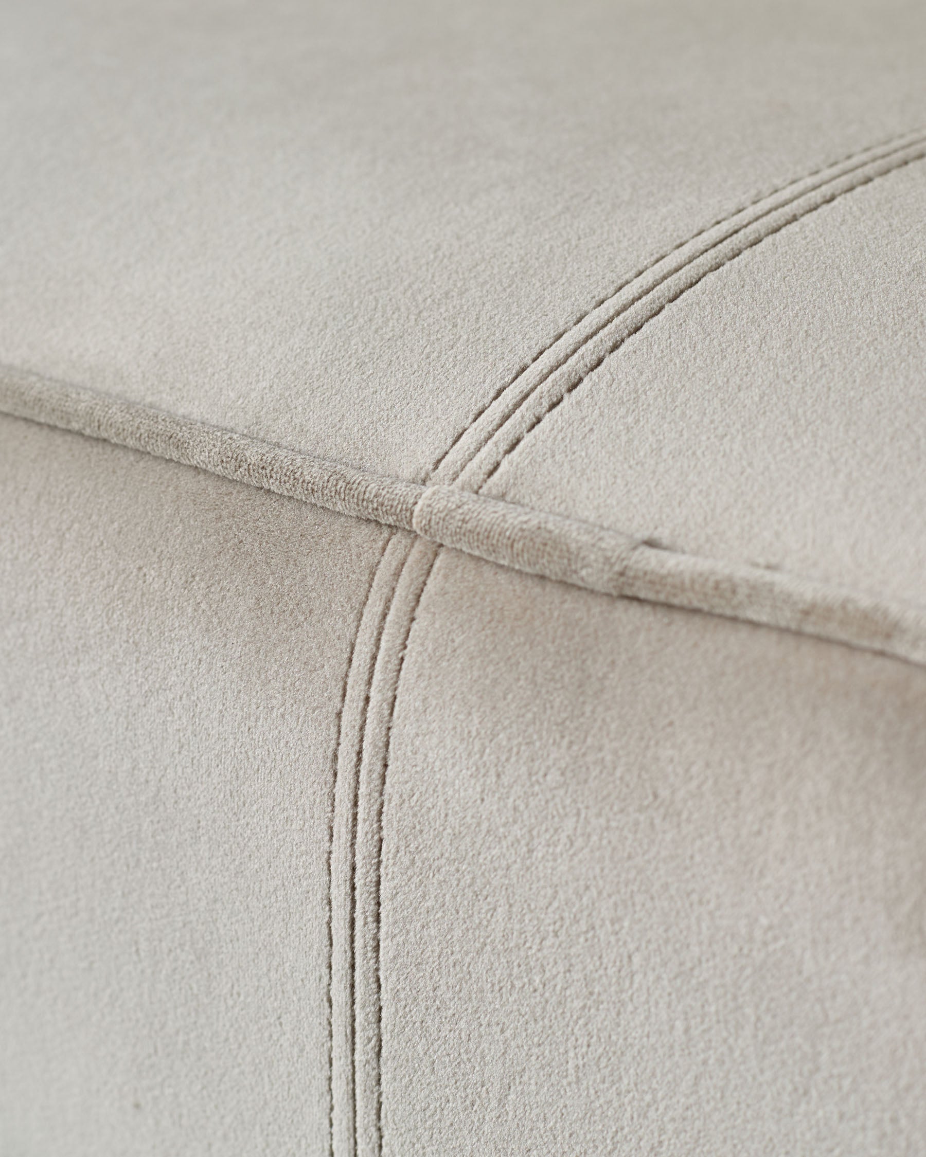 Banquette 3 places sans dossier en velours champagne Orlan