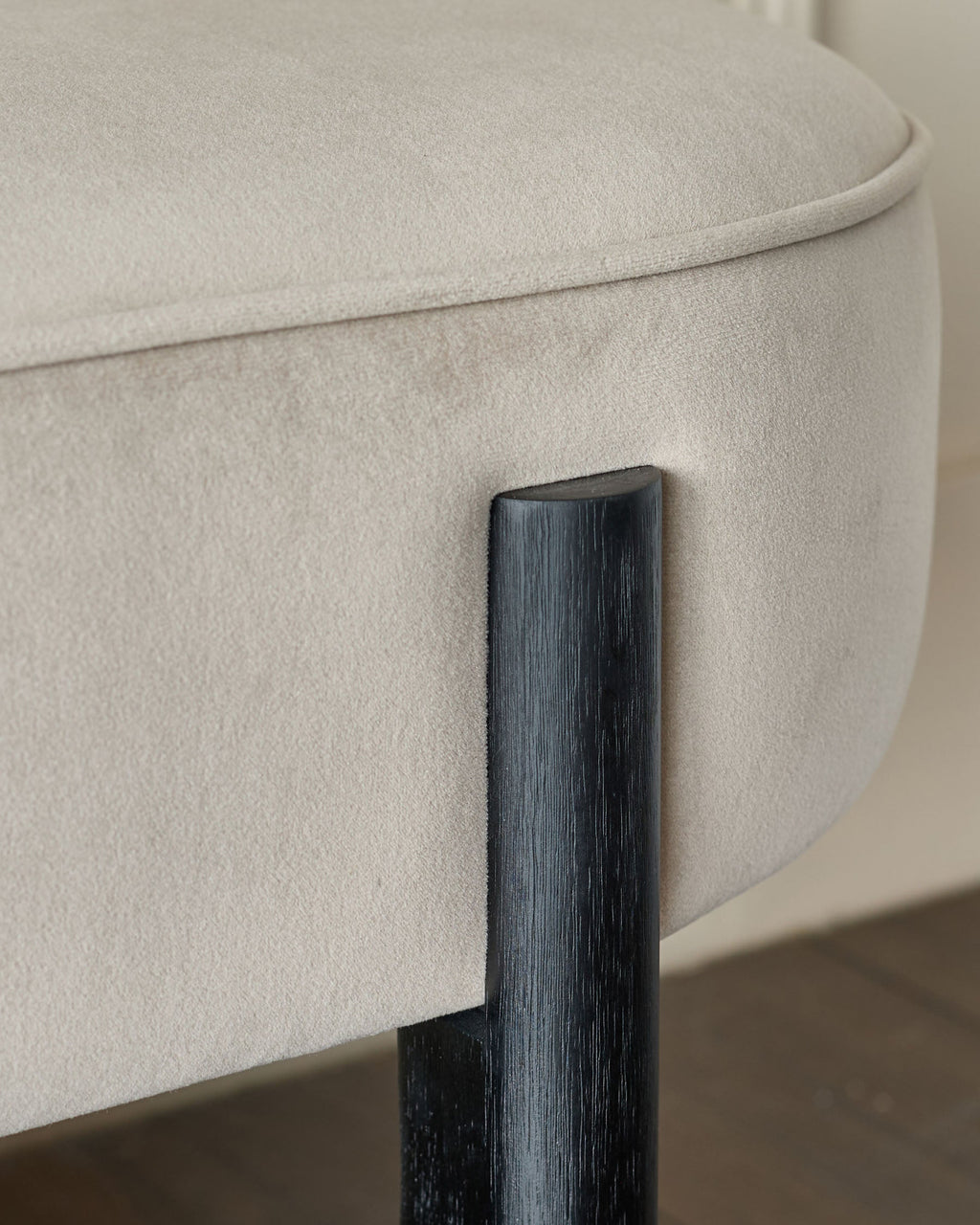 Banquette 3 places sans dossier en velours champagne Orlan