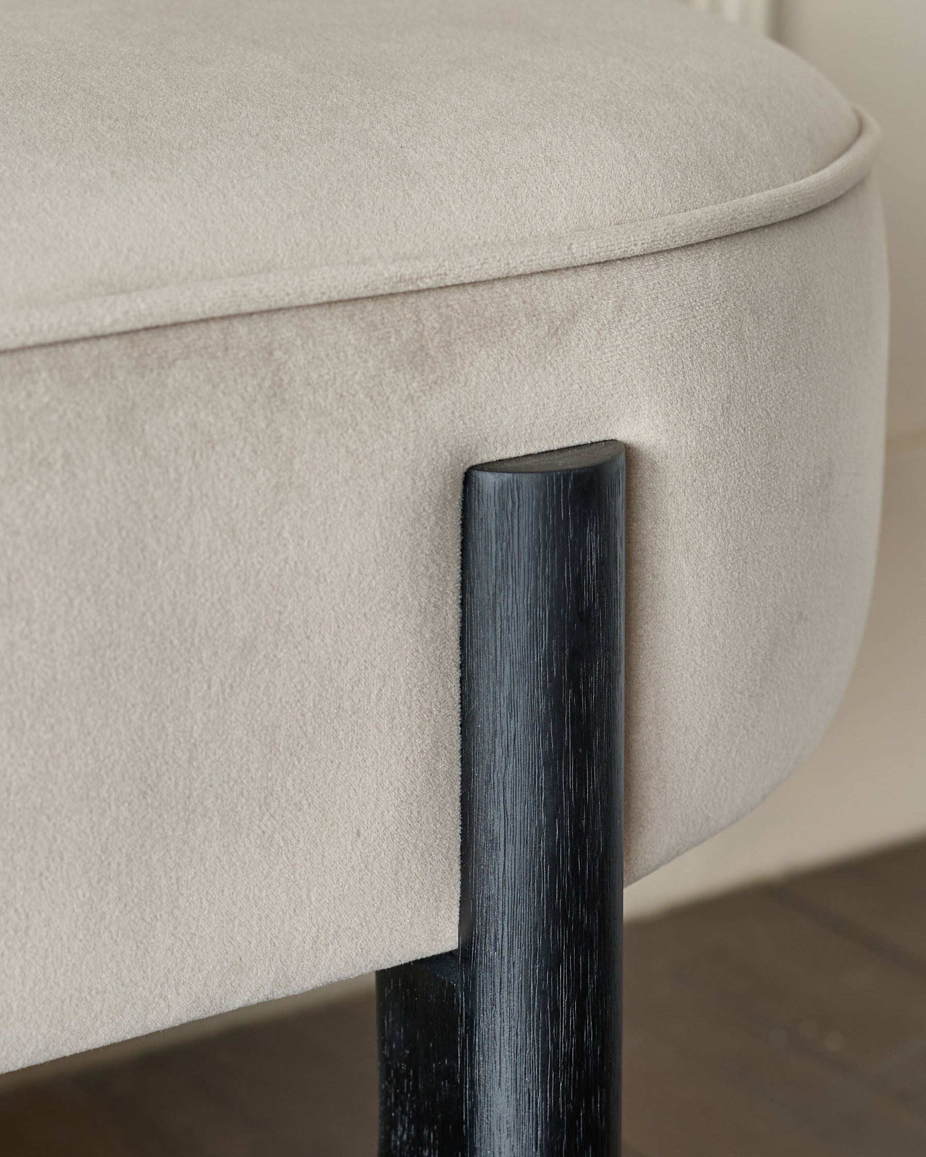 Banquette 3 places sans dossier en velours champagne Orlan