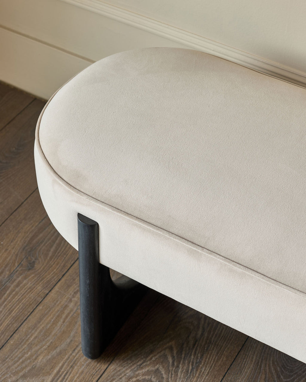 Banquette 3 places sans dossier en velours champagne Orlan