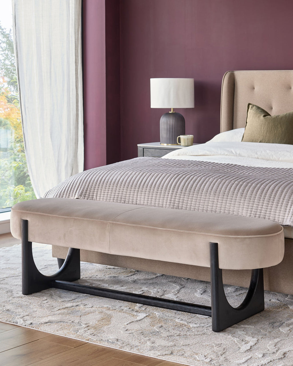 Banquette 3 places sans dossier en velours champagne Orlan