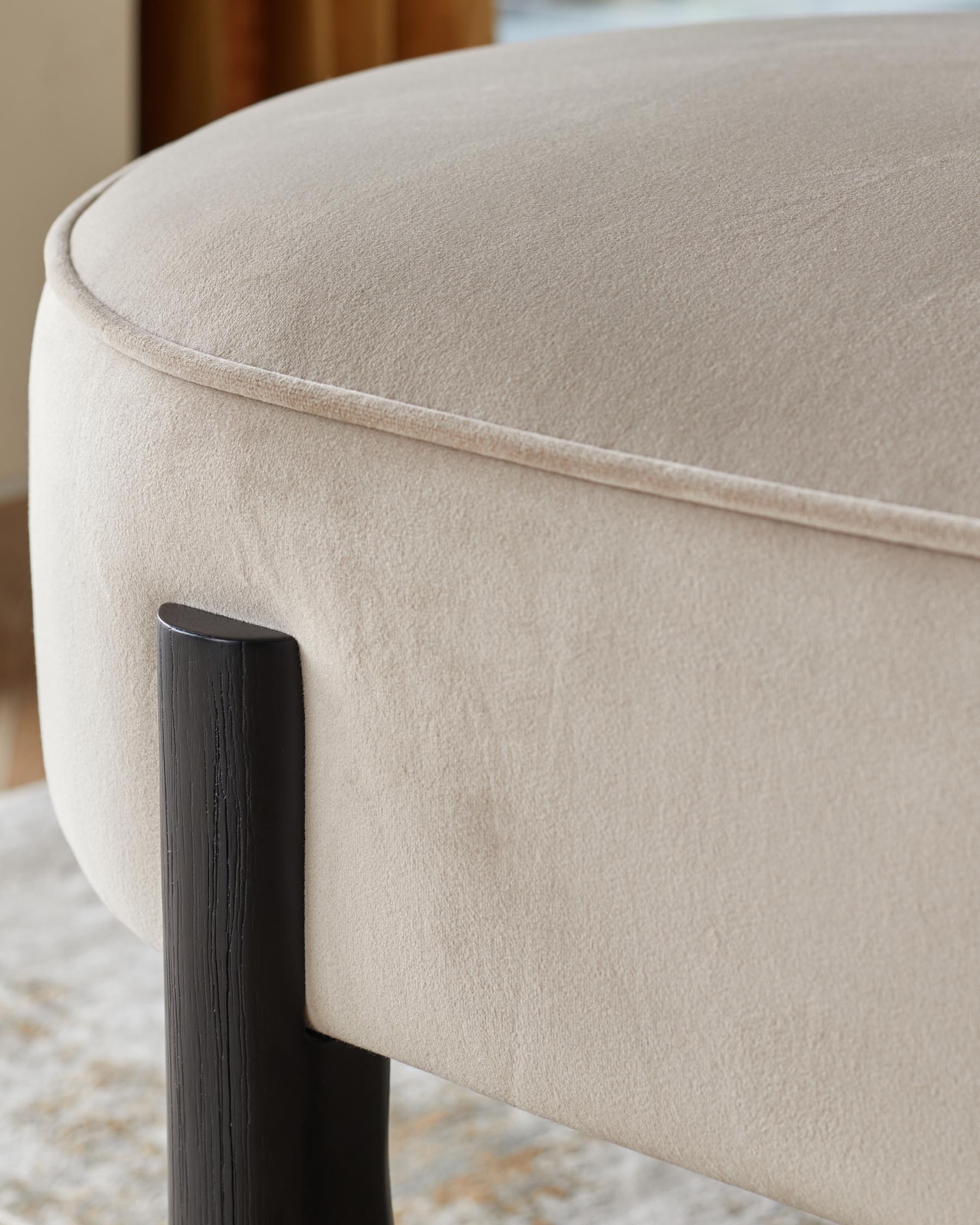 Banquette de salle à manger 3 places en velours champagne Orlan avec dossier