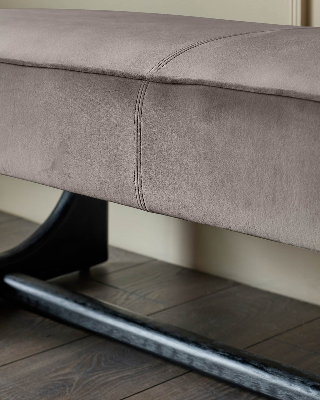 Banquette de salle à manger 3 places en velours moka Orlan sans dossier