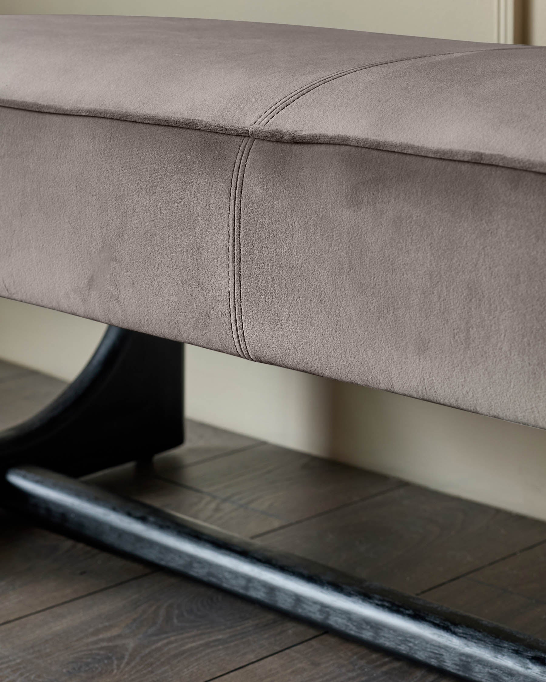 Banquette de salle à manger 3 places en velours moka Orlan sans dossier