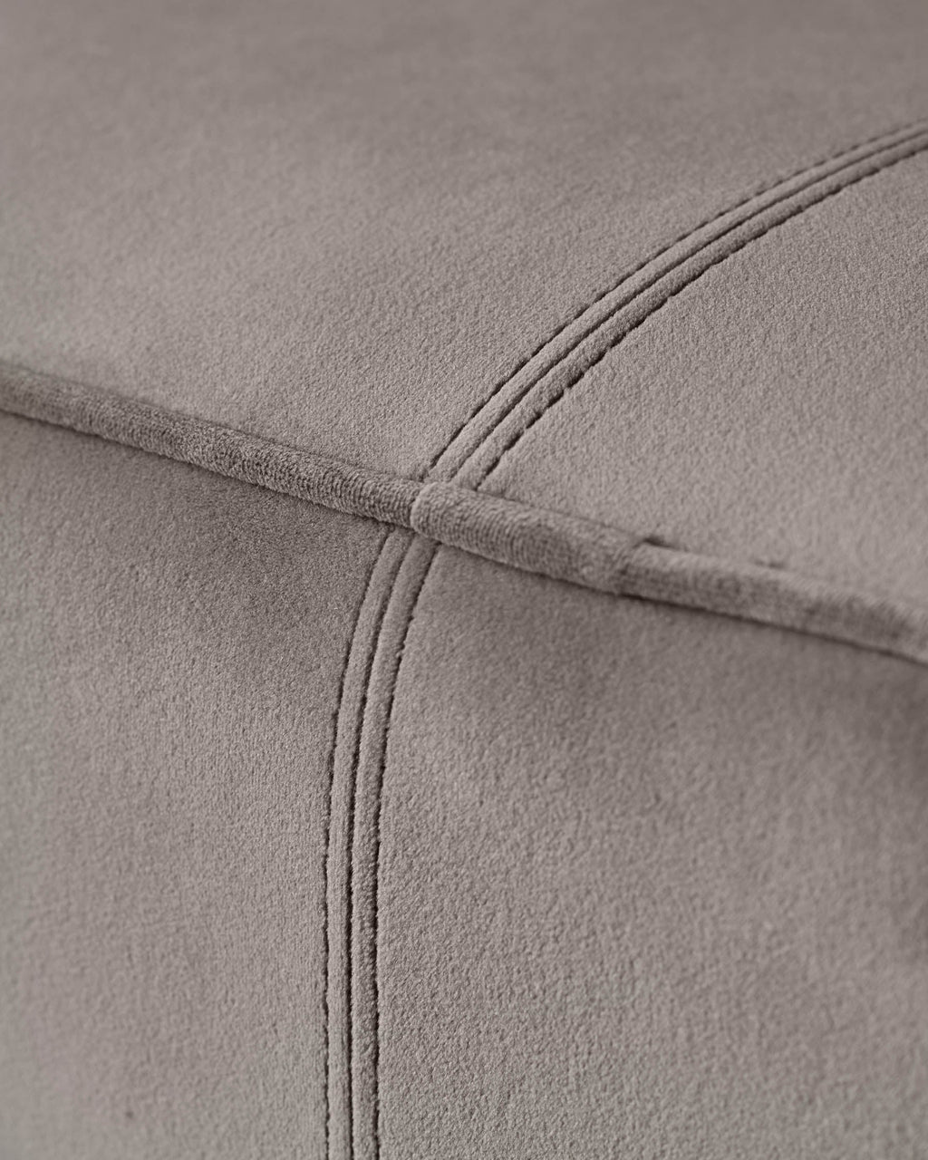 Banquette de salle à manger 3 places en velours moka Orlan sans dossier