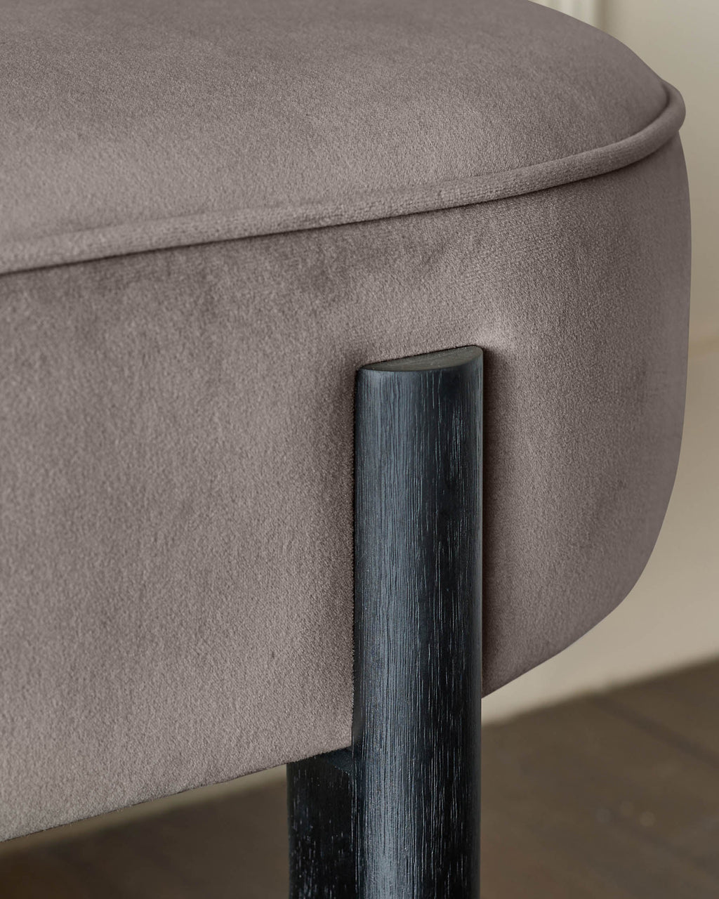 Banquette de salle à manger 3 places en velours moka Orlan sans dossier