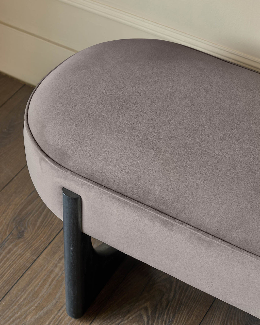 Banquette de salle à manger 3 places en velours moka Orlan sans dossier