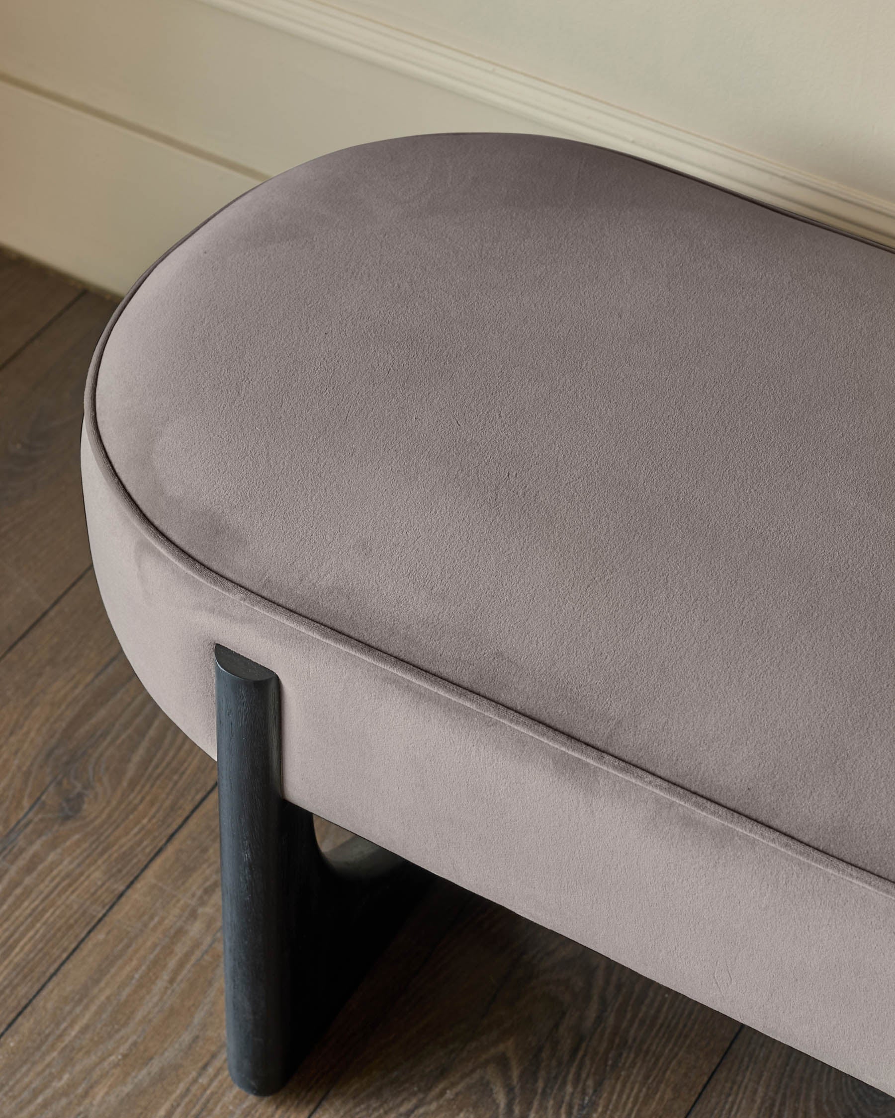 Banquette de salle à manger 3 places en velours moka Orlan sans dossier