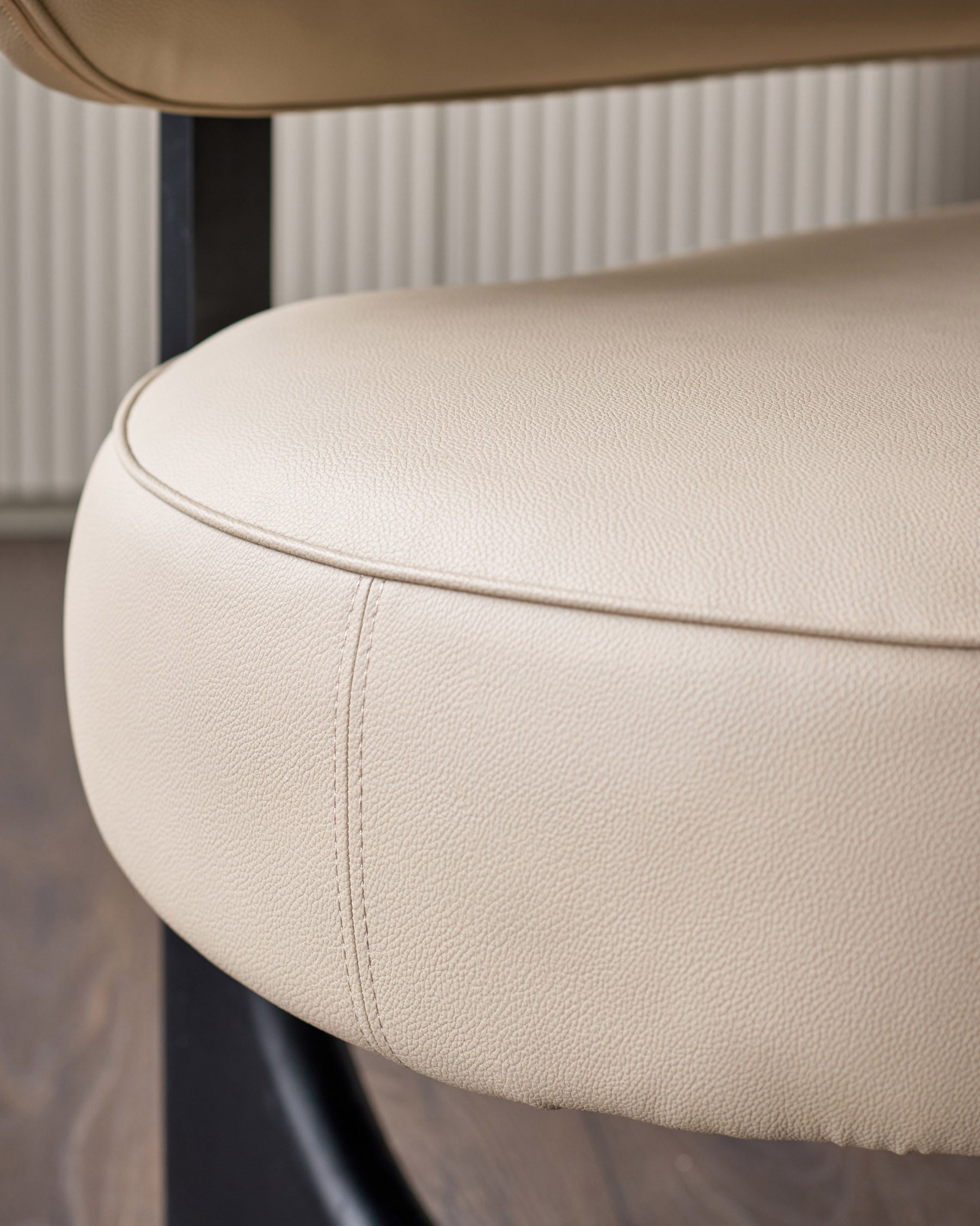 Banquette de salle à manger 3 places Orlan en similicuir naturel avec dossier