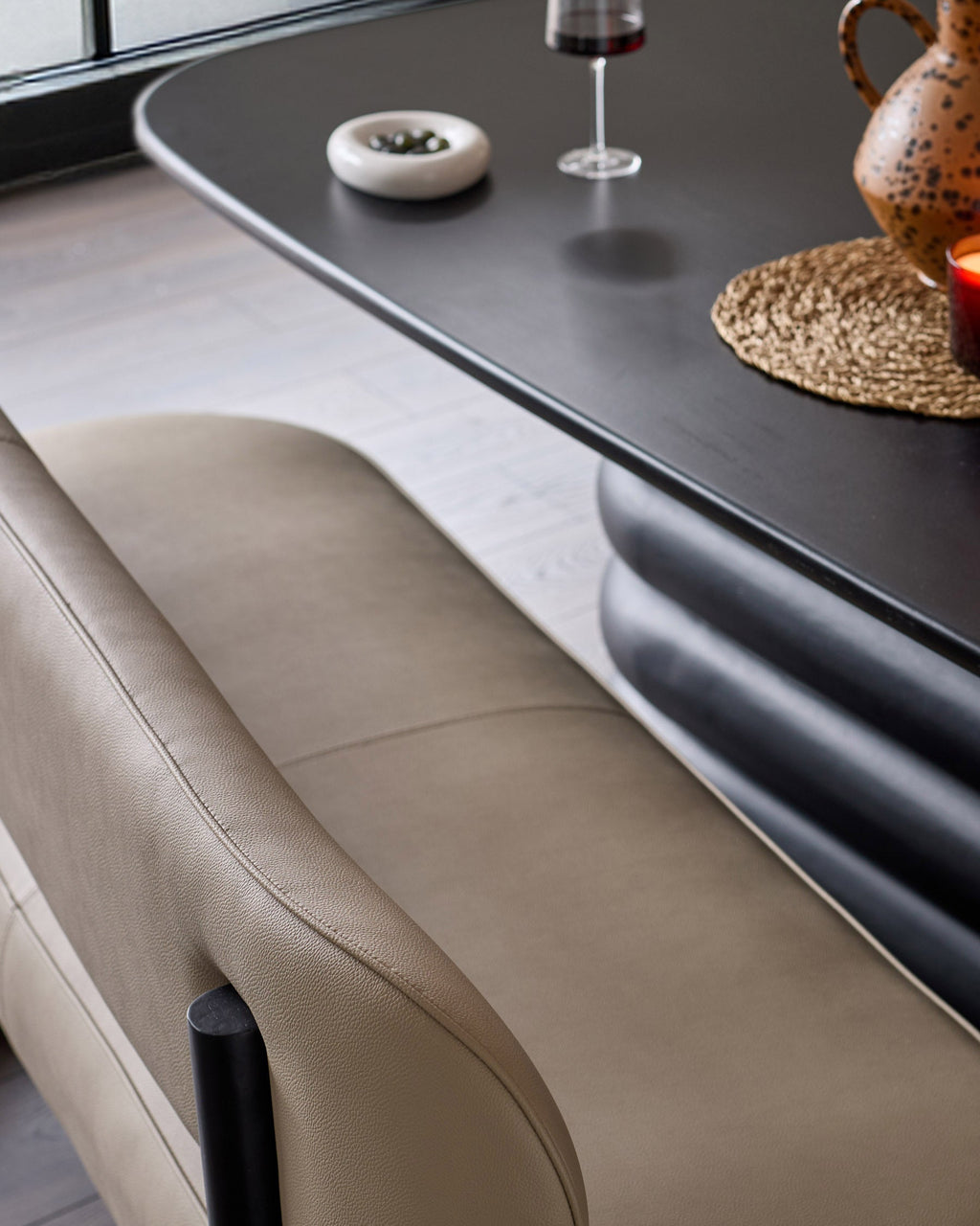 Banquette de salle à manger 3 places Orlan en similicuir naturel avec dossier