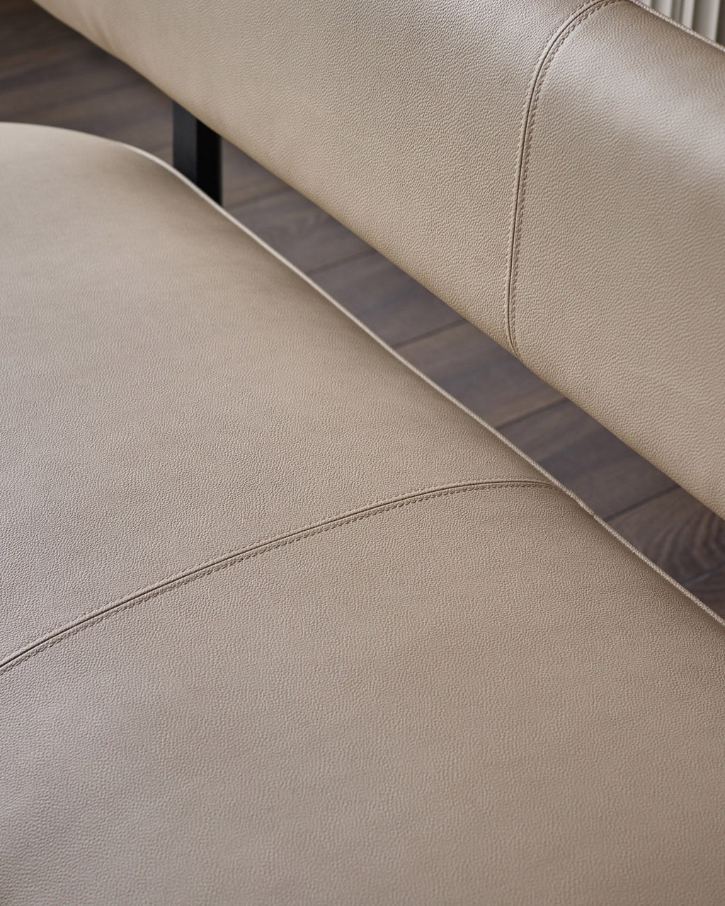 Banquette de salle à manger 3 places Orlan en similicuir naturel avec dossier