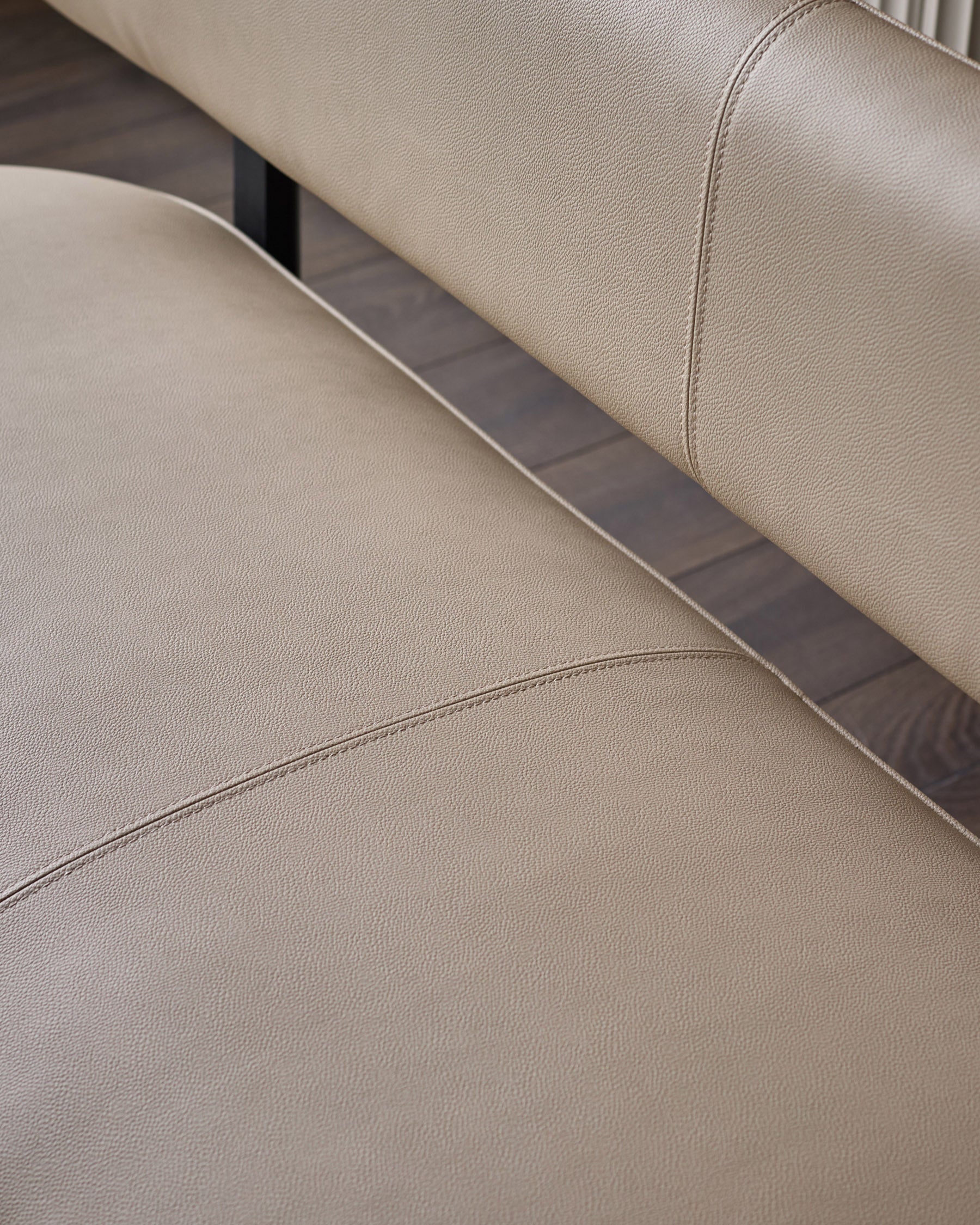 Banquette de salle à manger 3 places Orlan en similicuir naturel avec dossier