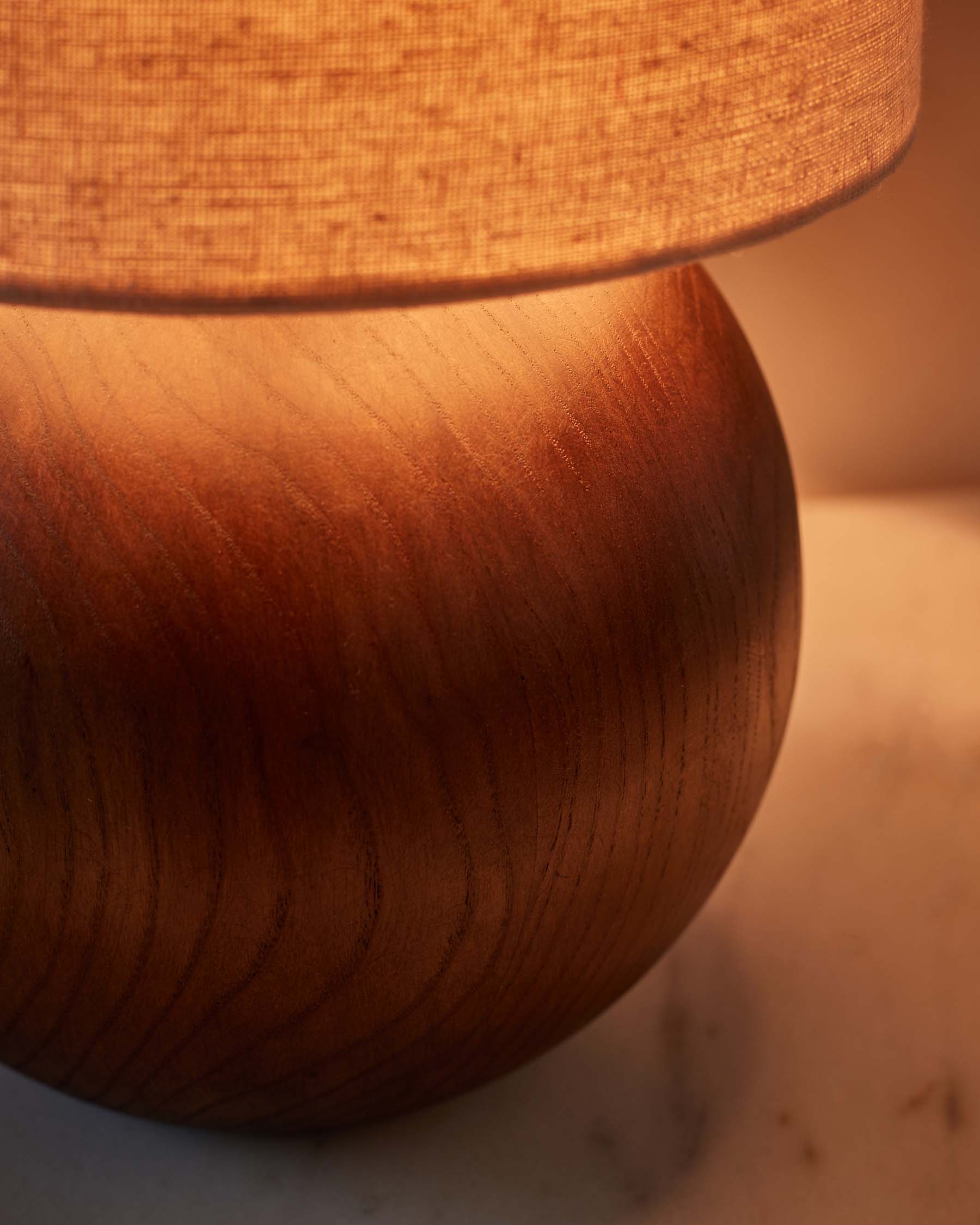 Lampe de table Orlan en lin naturel et bois foncé