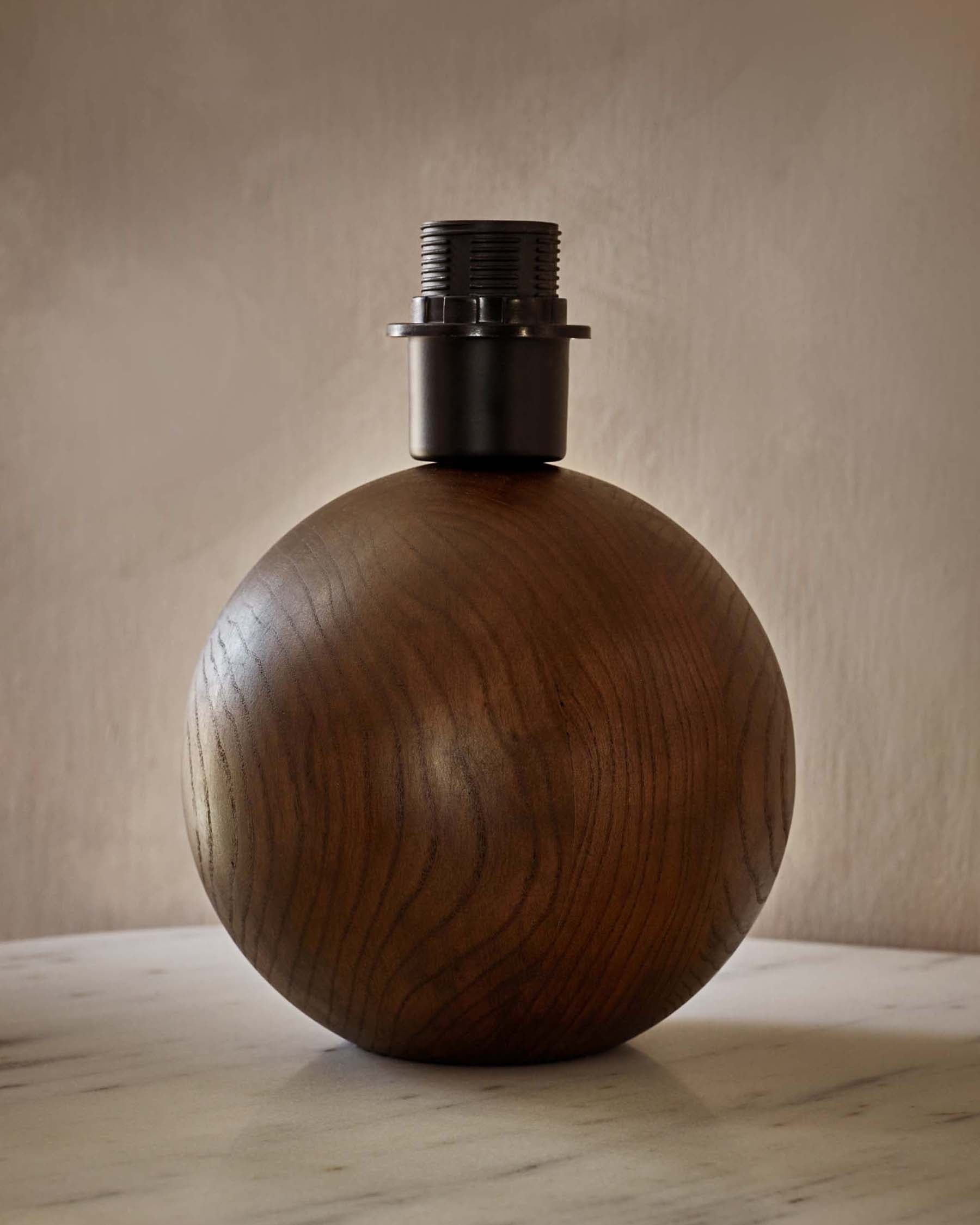 Lampe de table Orlan en lin naturel et bois foncé