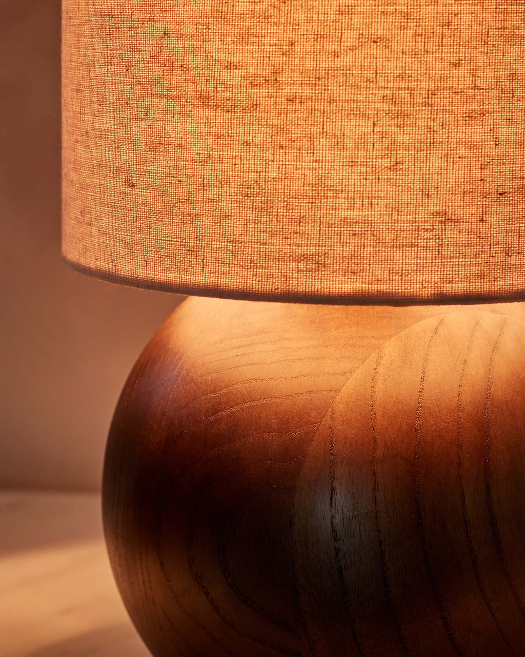 Lampe de table Orlan en lin naturel et bois foncé