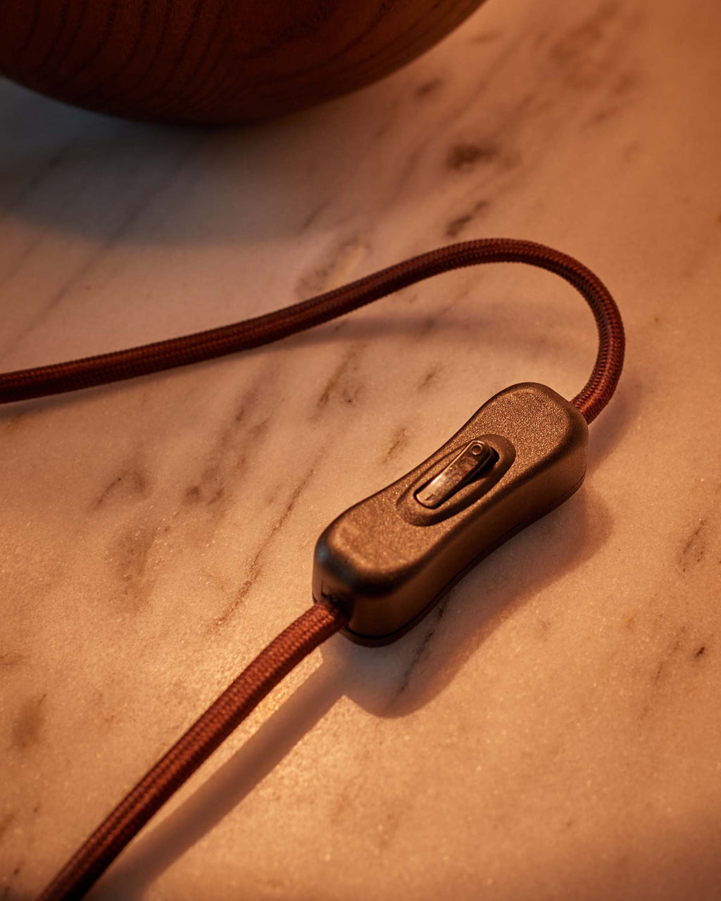 Lampe de table Orlan en lin naturel et bois foncé