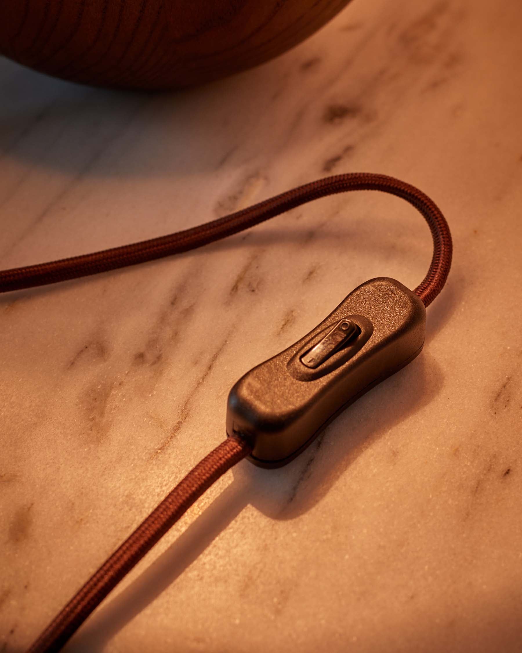 Lampe de table Orlan en lin naturel et bois foncé