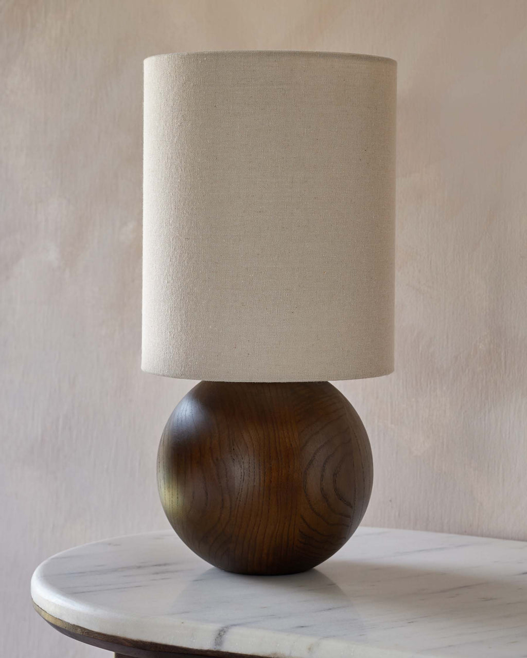 Lampe de table Orlan en lin naturel et bois foncé