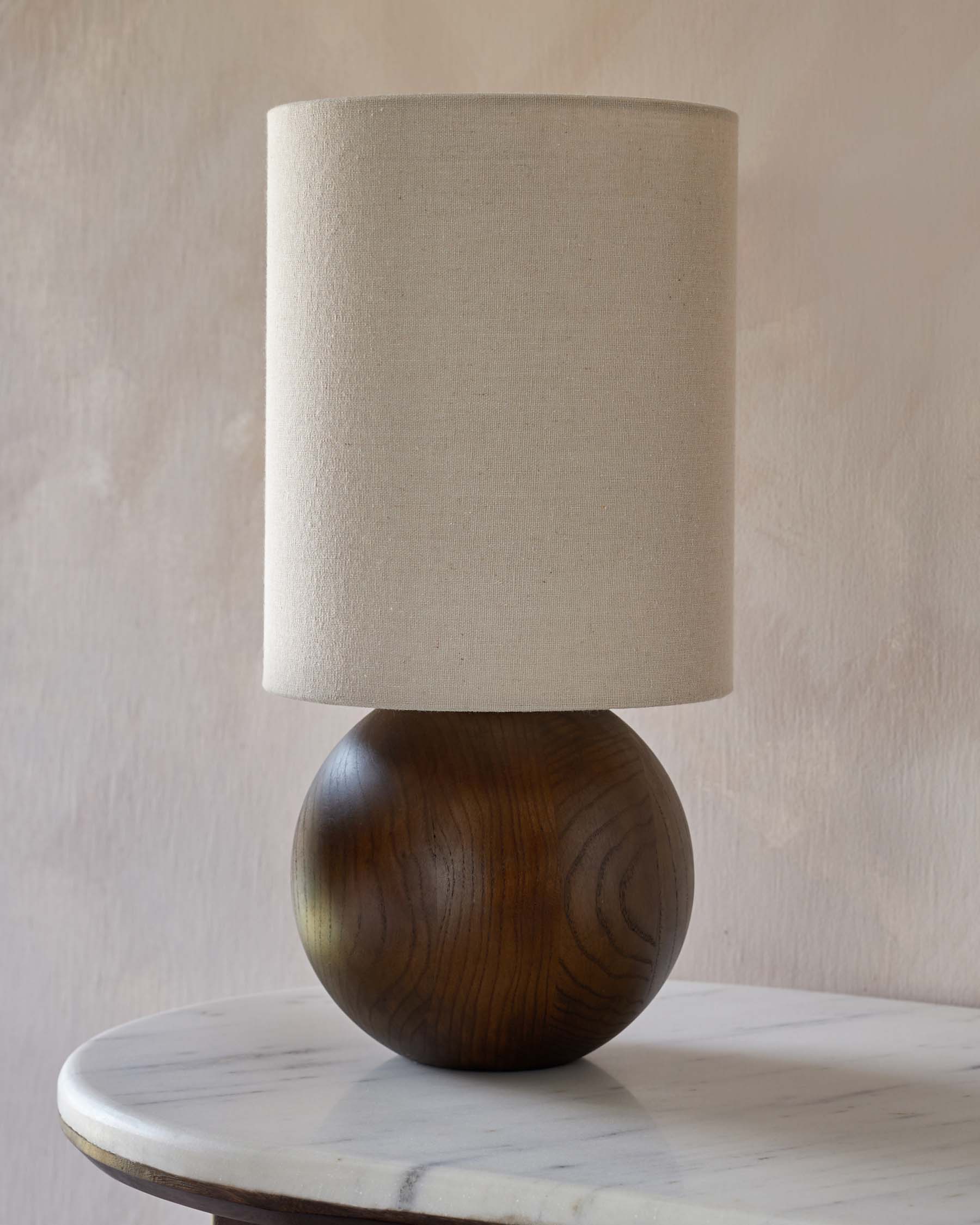 Lampe de table Orlan en lin naturel et bois foncé