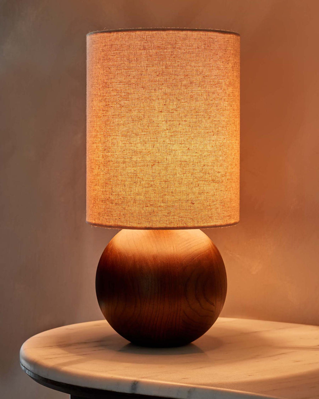Lampe de table Orlan en lin naturel et bois foncé