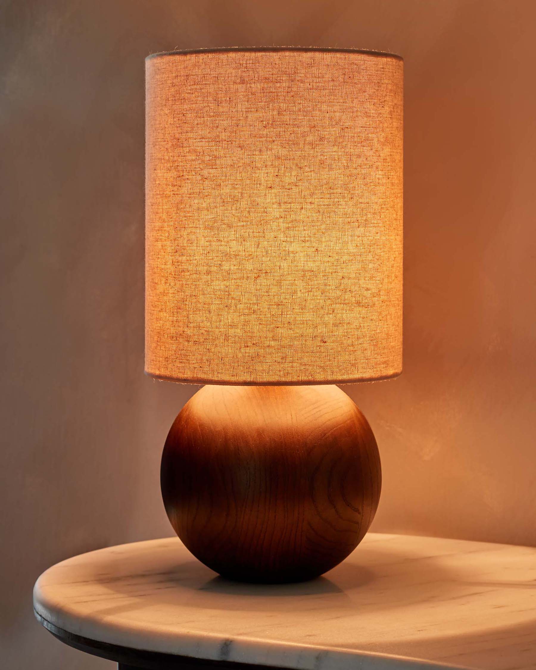 Lampe de table Orlan en lin naturel et bois foncé
