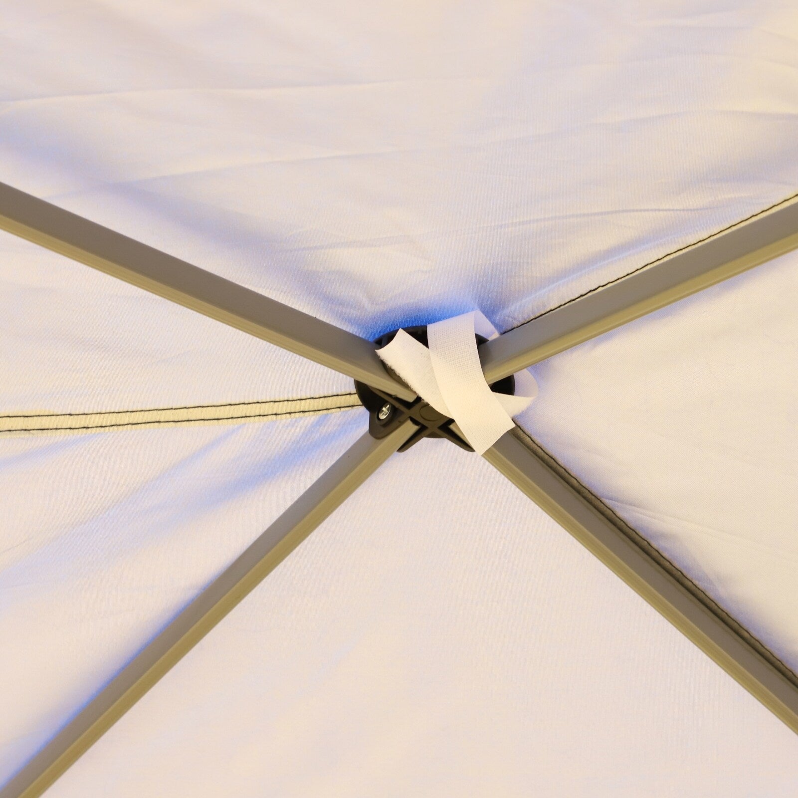 Auvent pop-up robuste Outsunny avec cadre robuste, toit anti-UV et sac de transport pour terrasse, jardin, plage et arrière-cour