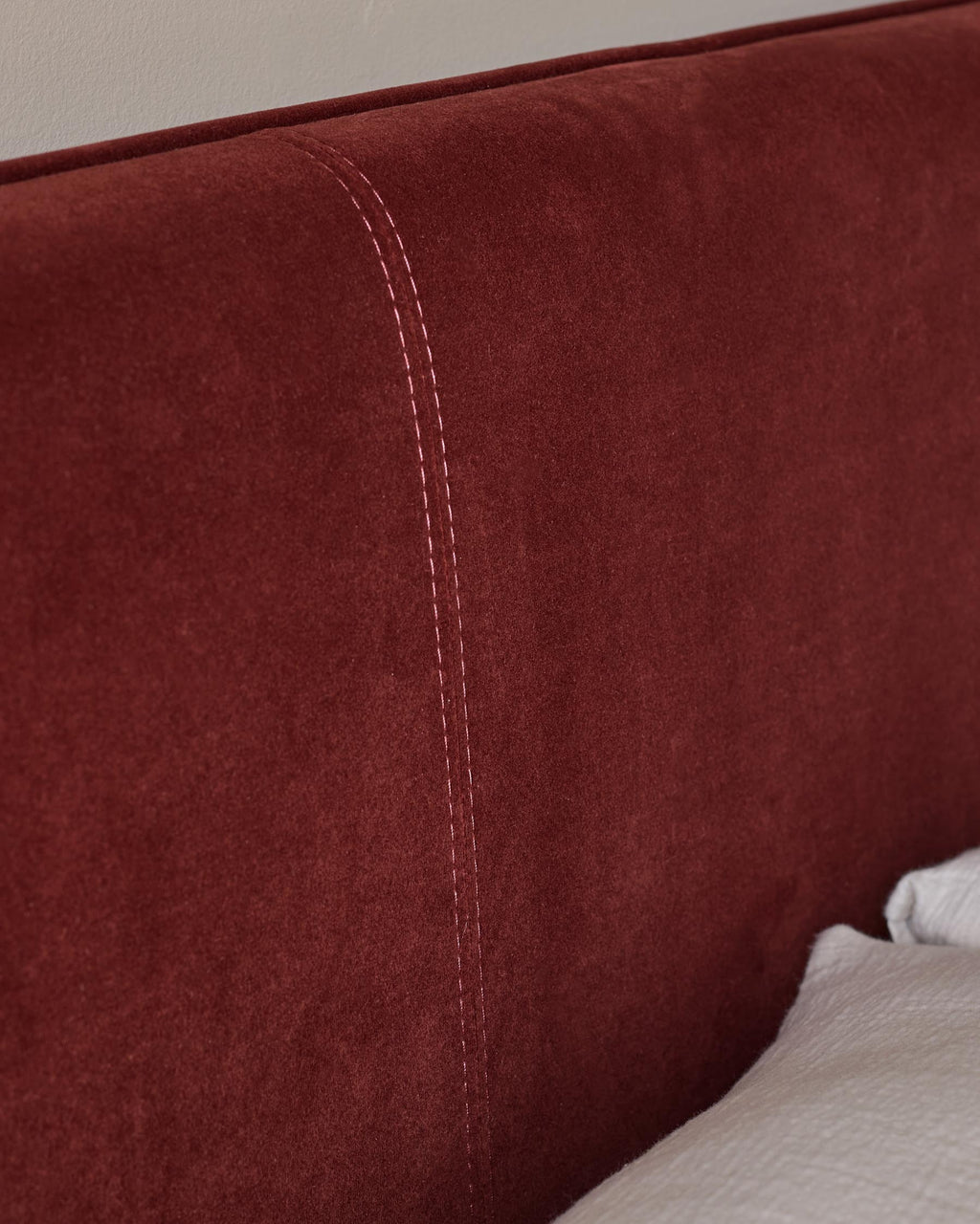 Lit king size Paolo en velours rouge caramel