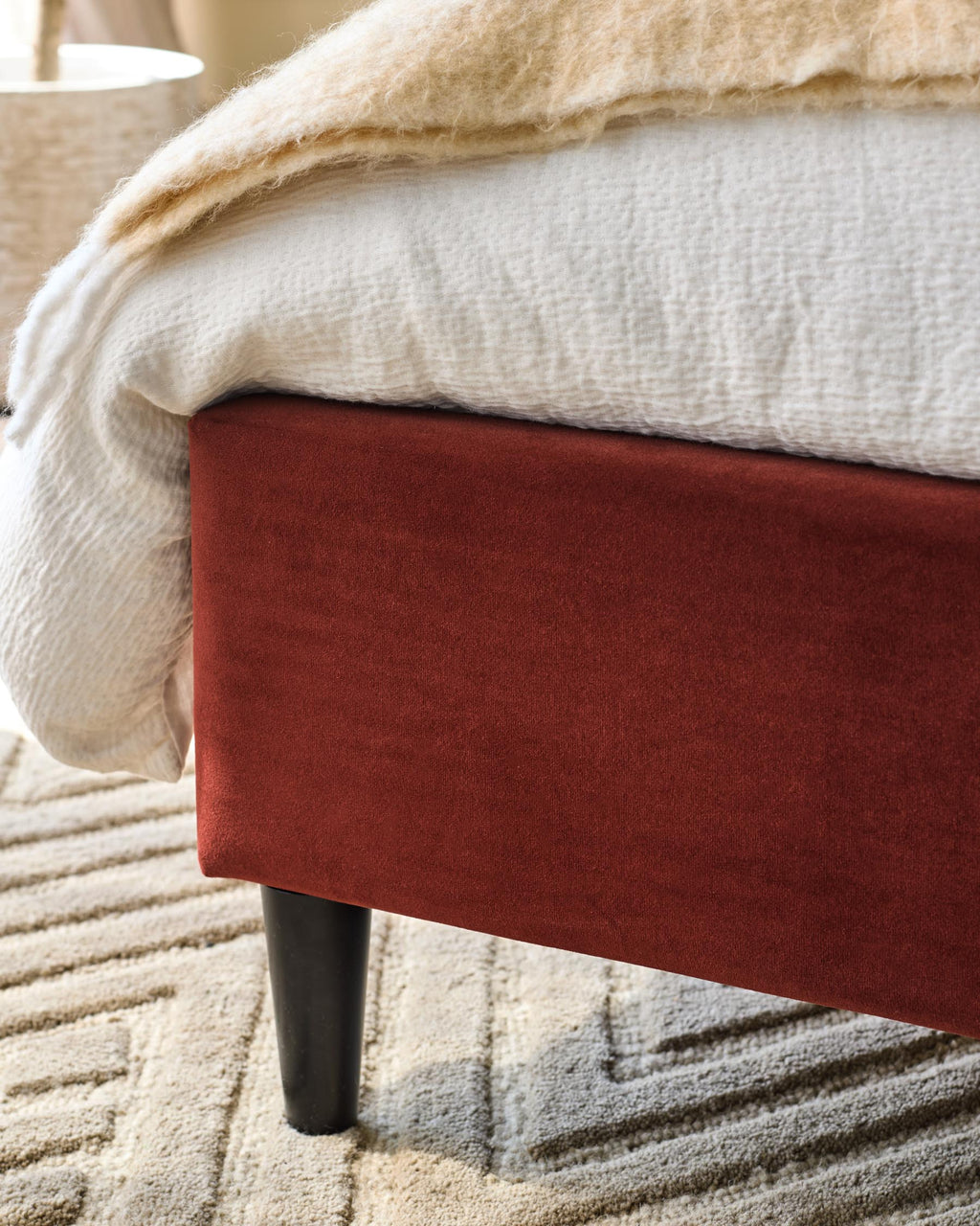 Lit king size Paolo en velours rouge caramel