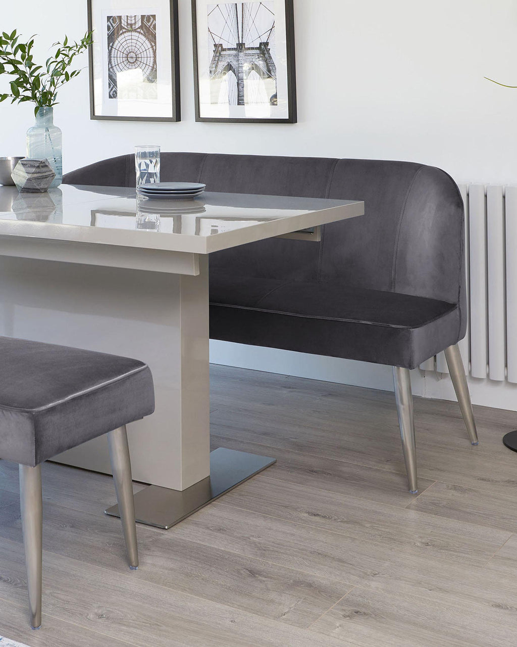 Banquette 3 places sans dossier en velours gris foncé doux