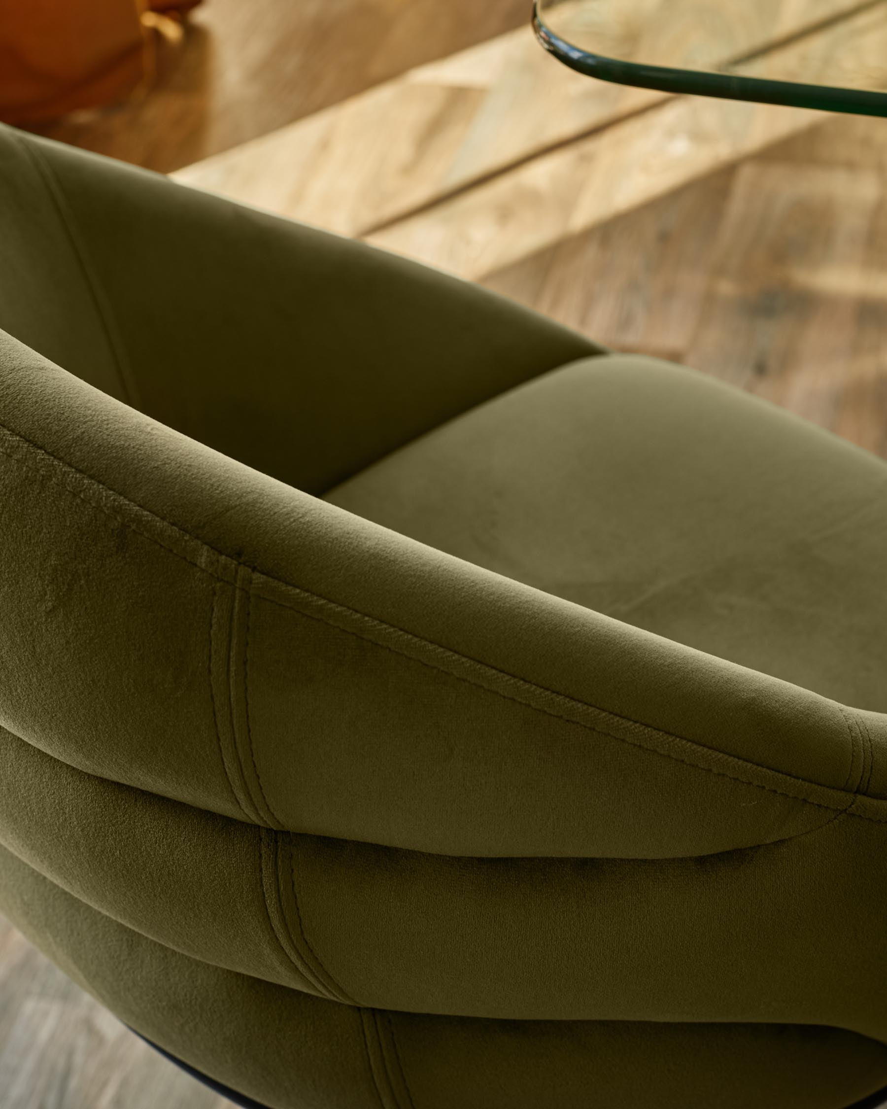 Chaise de salle à manger Phoebe en velours vert olive