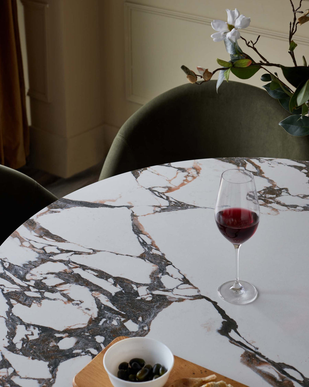 Chaise de salle à manger Phoebe en velours vert olive