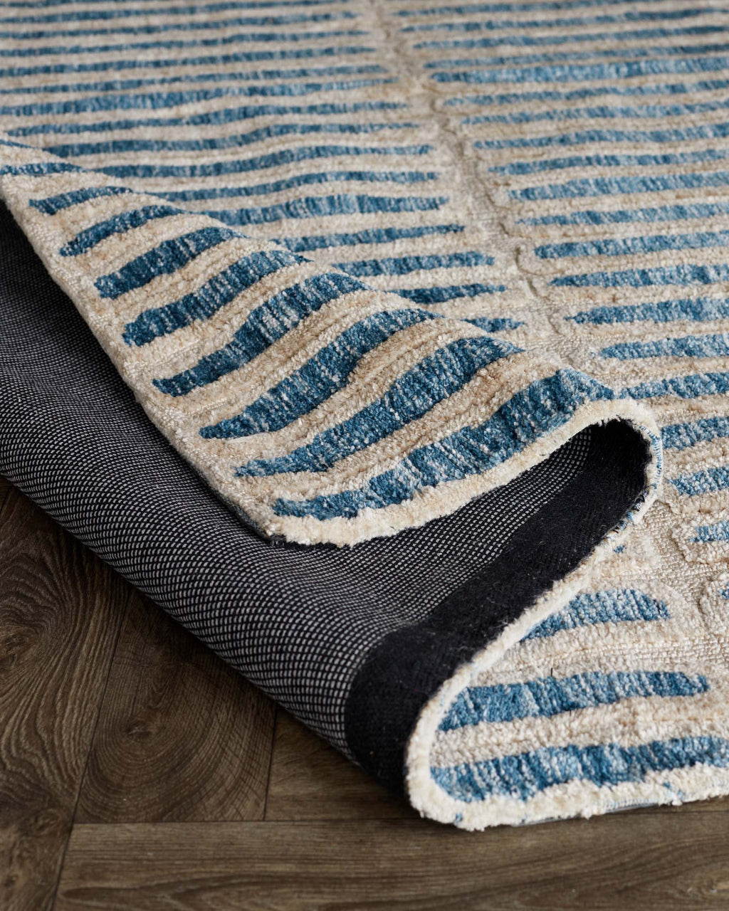 Petit tapis texturé crème et bleu Raine