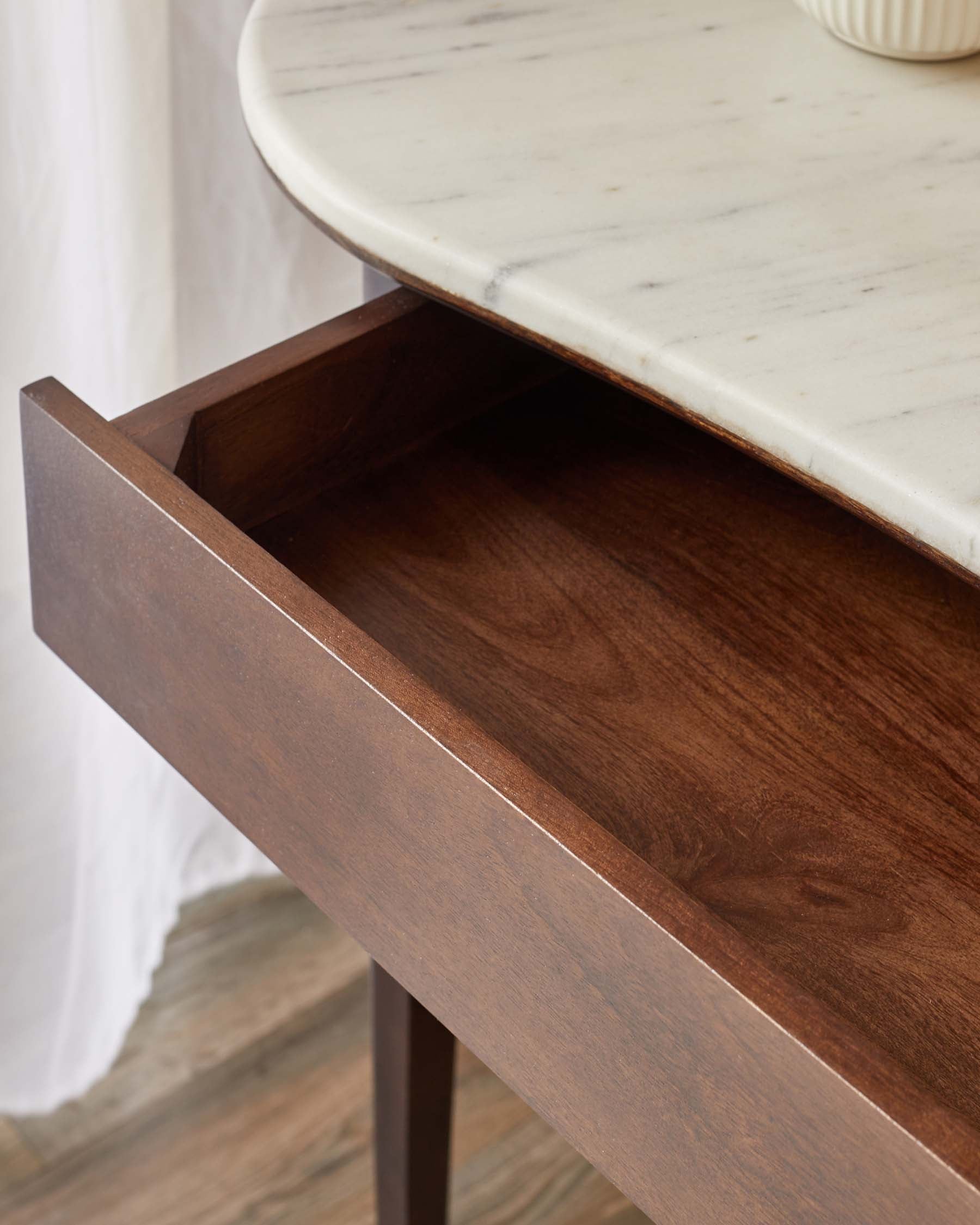 Coiffeuse Reagan en bois de manguier foncé et plateau en marbre