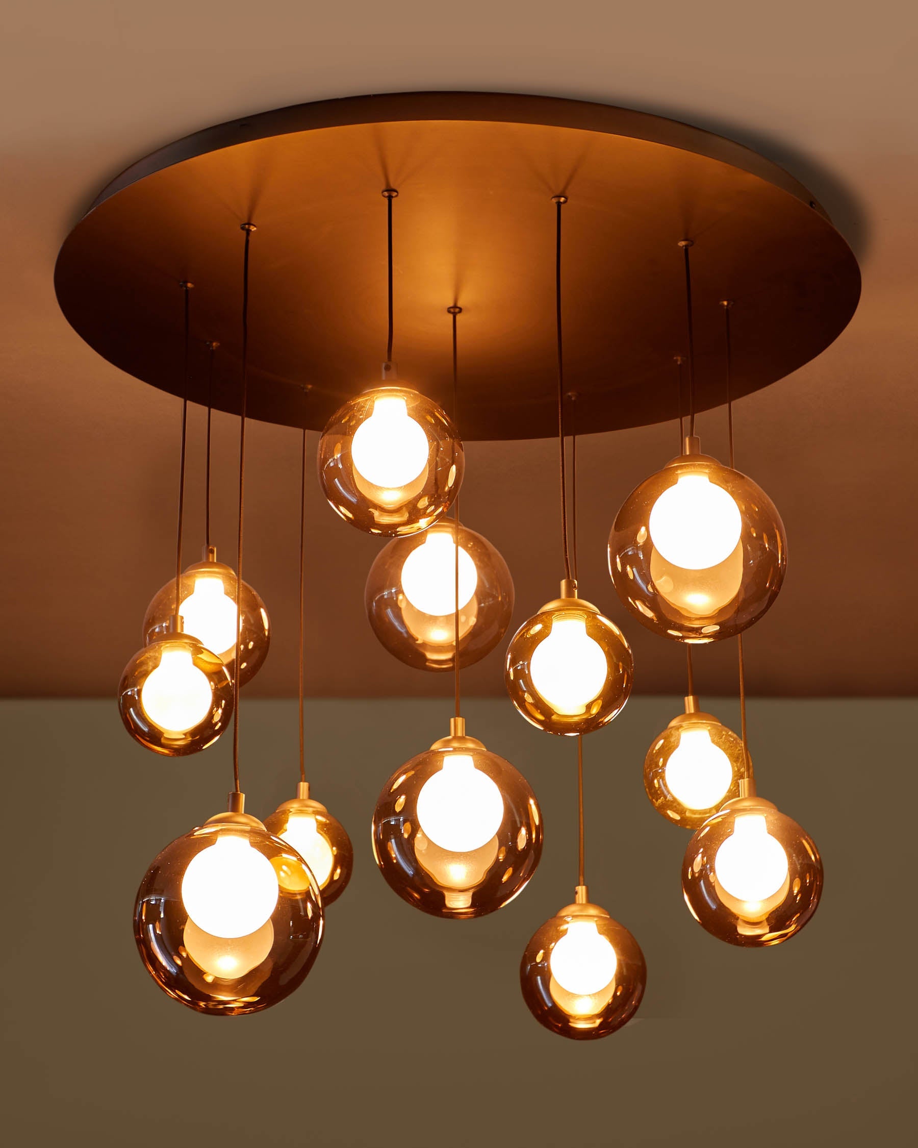 Suspension réglable Riley en verre moka avec 12 LED