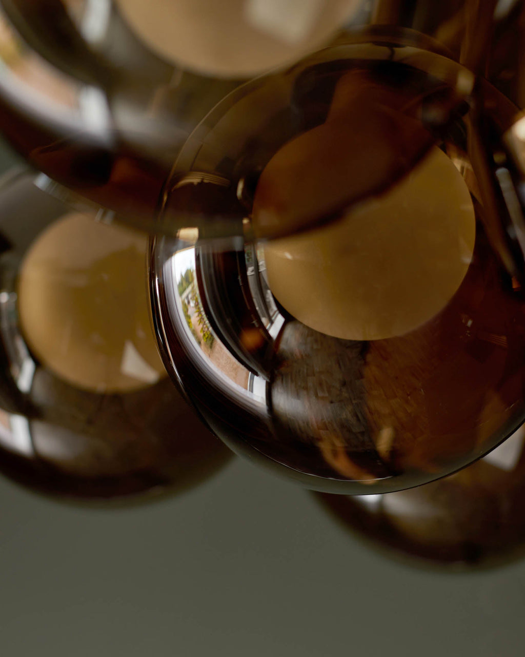 Suspension bulle lumineuse LED en verre moka Riley