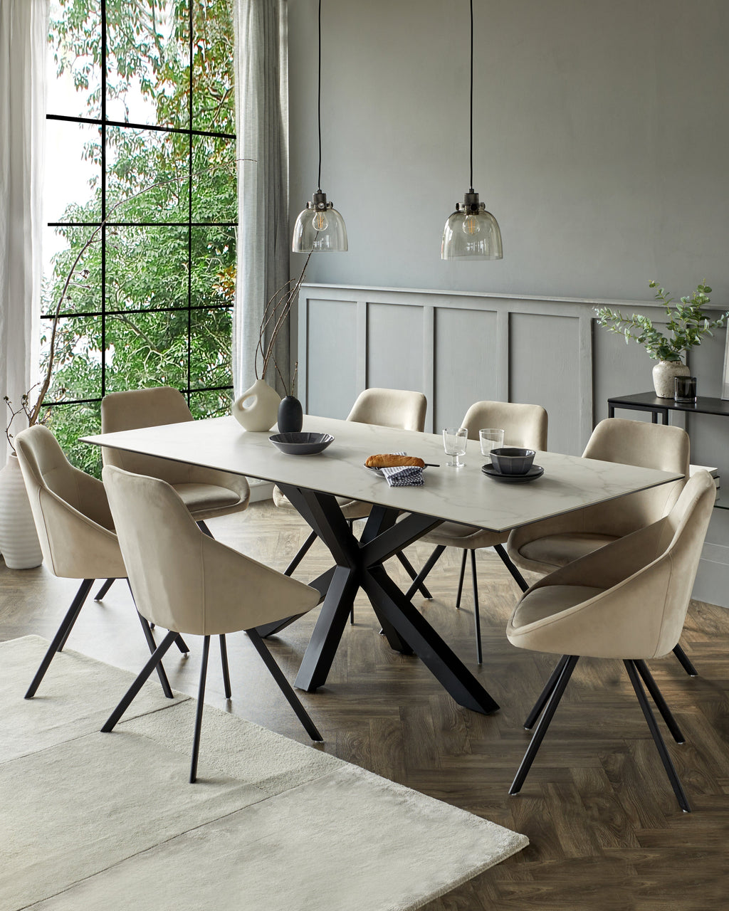 Ensemble table et chaises de salle à manger Riley en céramique blanche pour 8 personnes et 8 chaises Cleo.