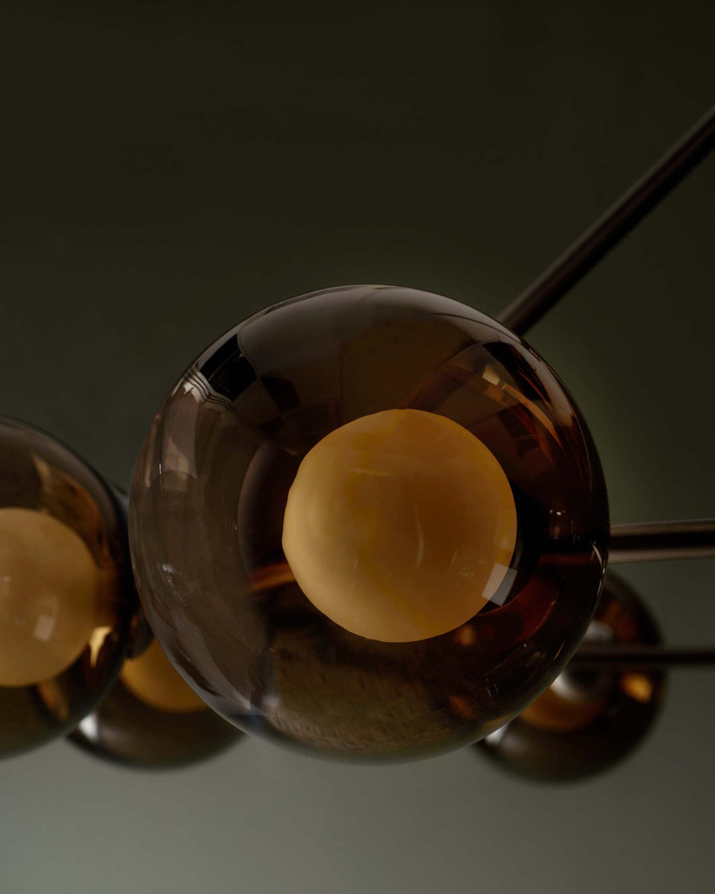 Suspension réglable Riley en verre moka à 8 lumières