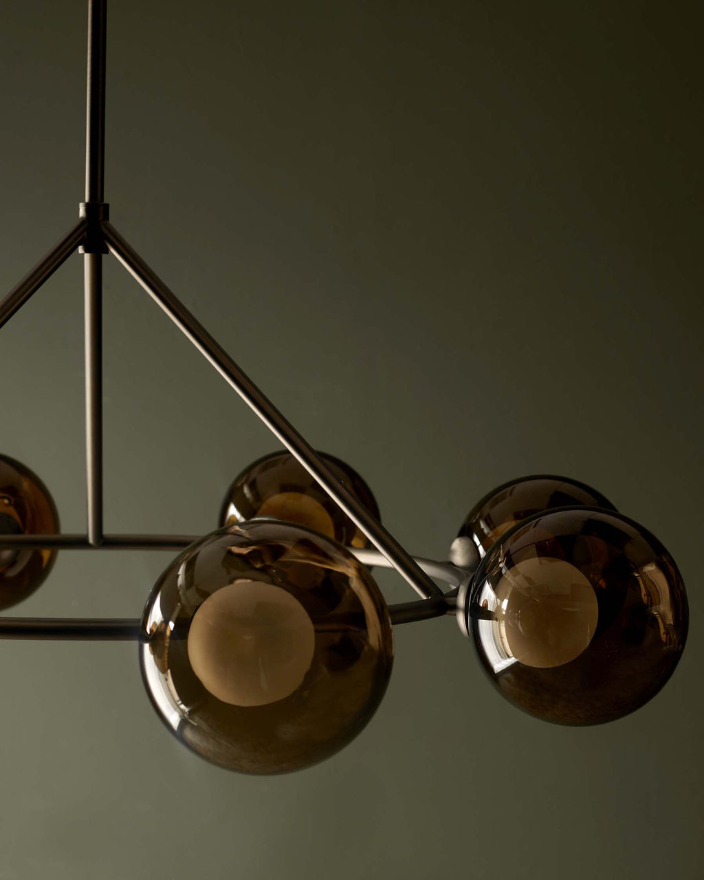 Suspension réglable Riley en verre moka à 8 lumières